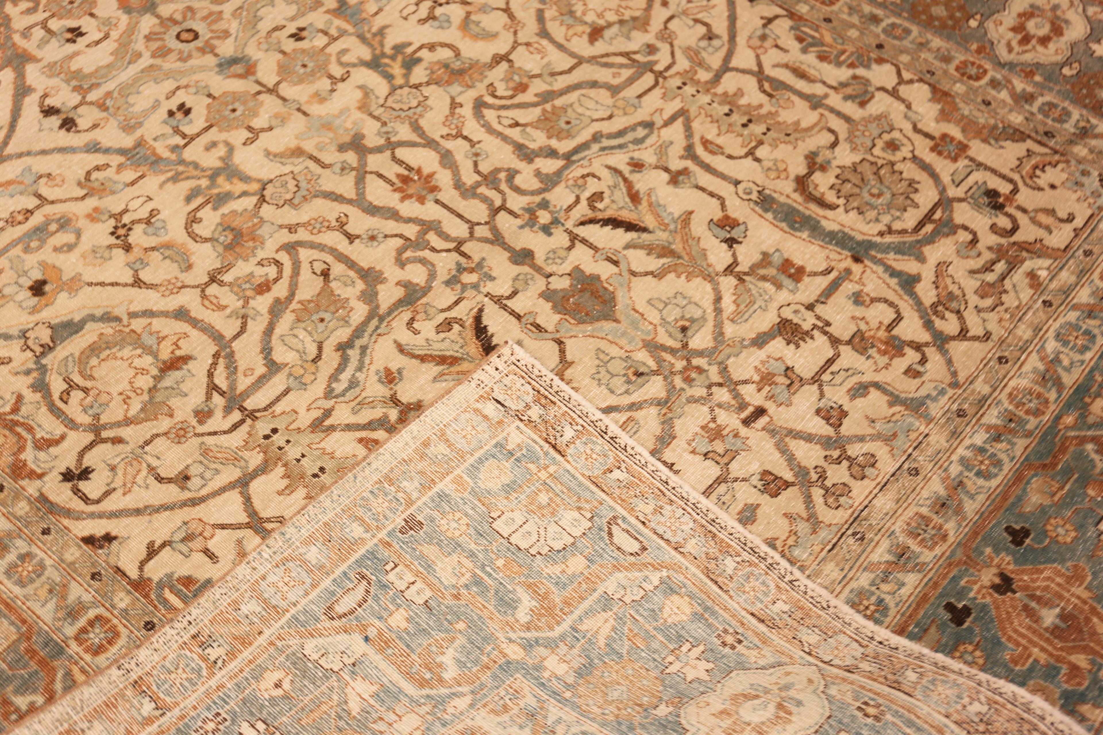 Nazmiyal Collection Vintage Tabriz Teppich Blau und Ecru 6 ft 7 in x 10 ft (Handgeknüpft) im Angebot