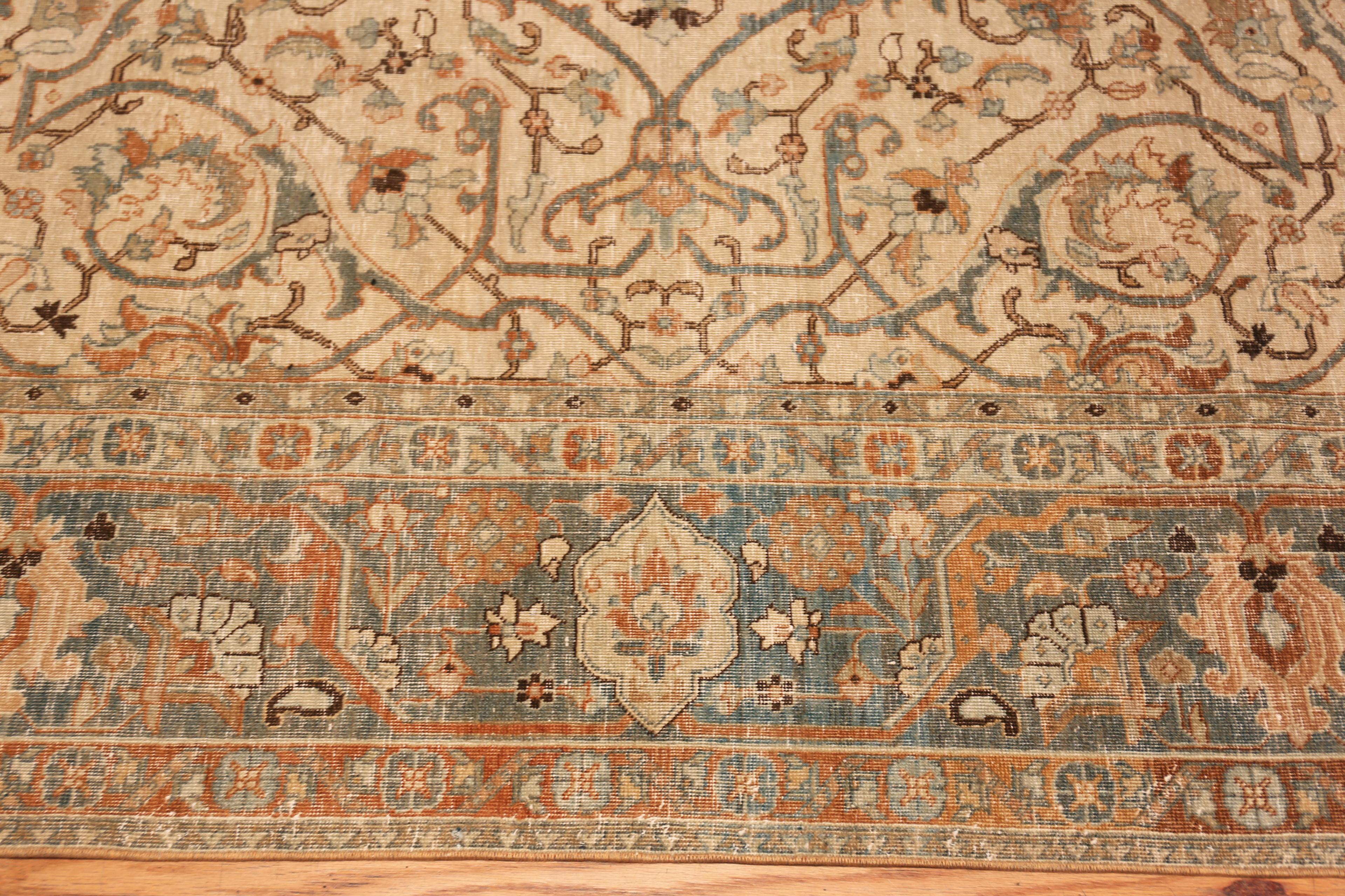 Nazmiyal Collection Vintage Tabriz Teppich Blau und Ecru 6 ft 7 in x 10 ft im Zustand „Gut“ im Angebot in New York, NY