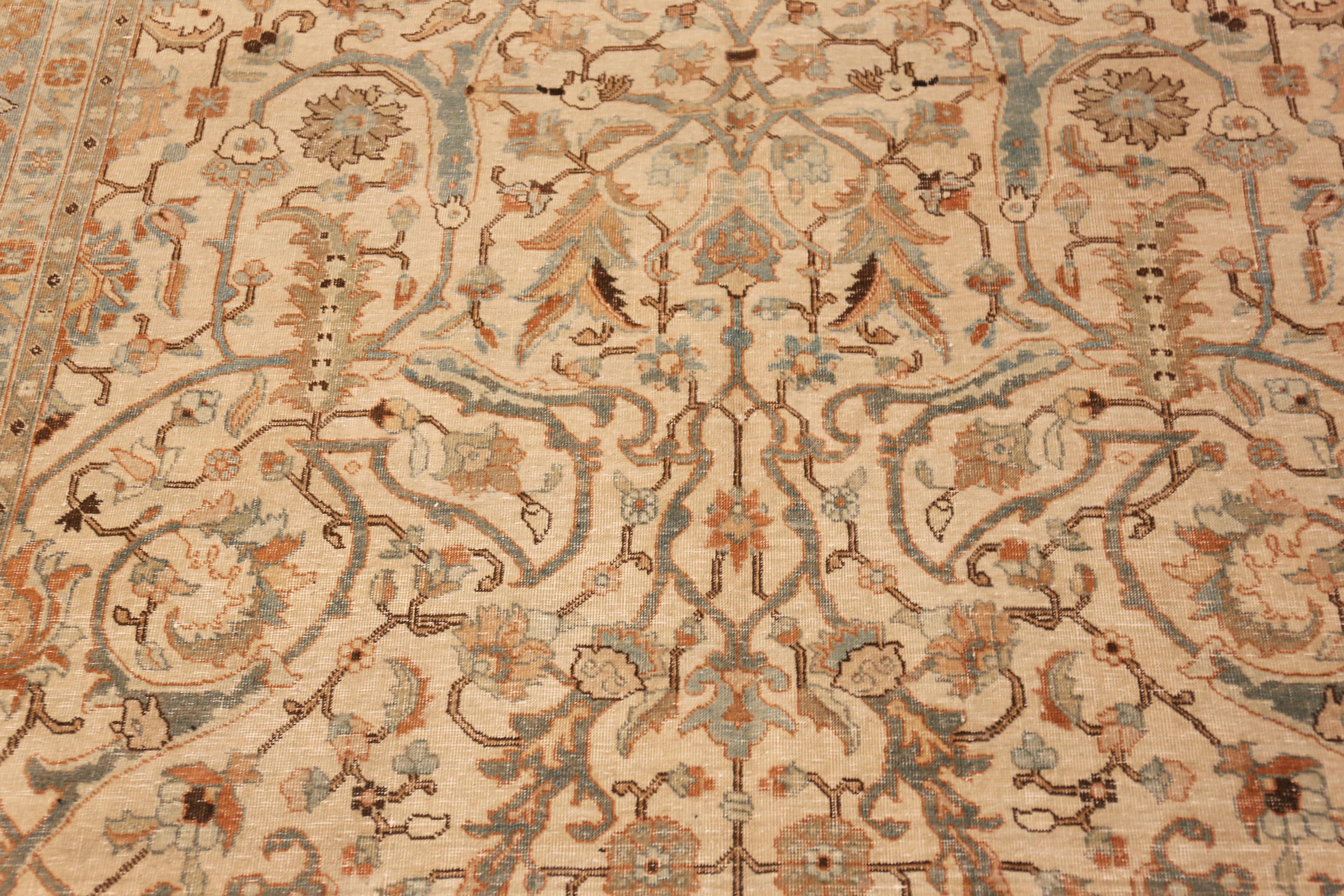 Nazmiyal Collection Vintage Tabriz Teppich Blau und Ecru 6 ft 7 in x 10 ft (20. Jahrhundert) im Angebot