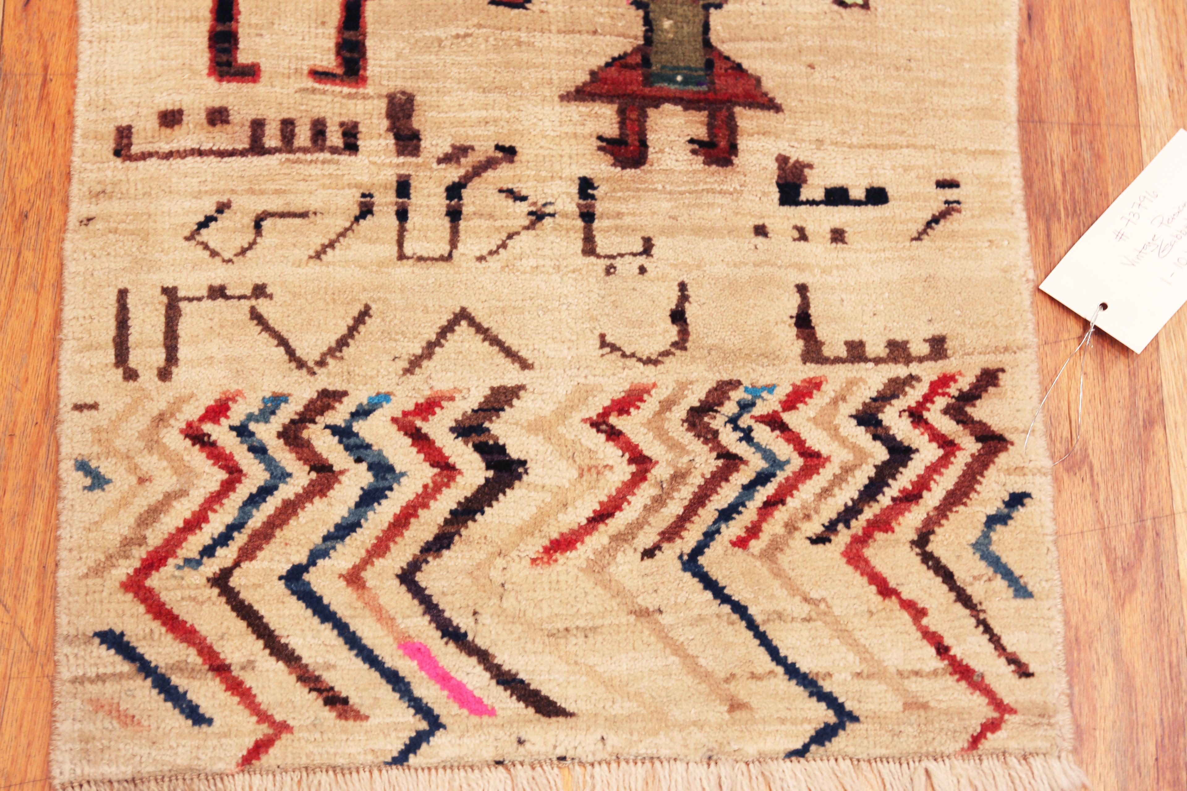 Nazmiyal Collection Vintage Tribal persischen Gabbeh Teppich 1 ft 10 in x 2 ft 8 in (Persisch) im Angebot