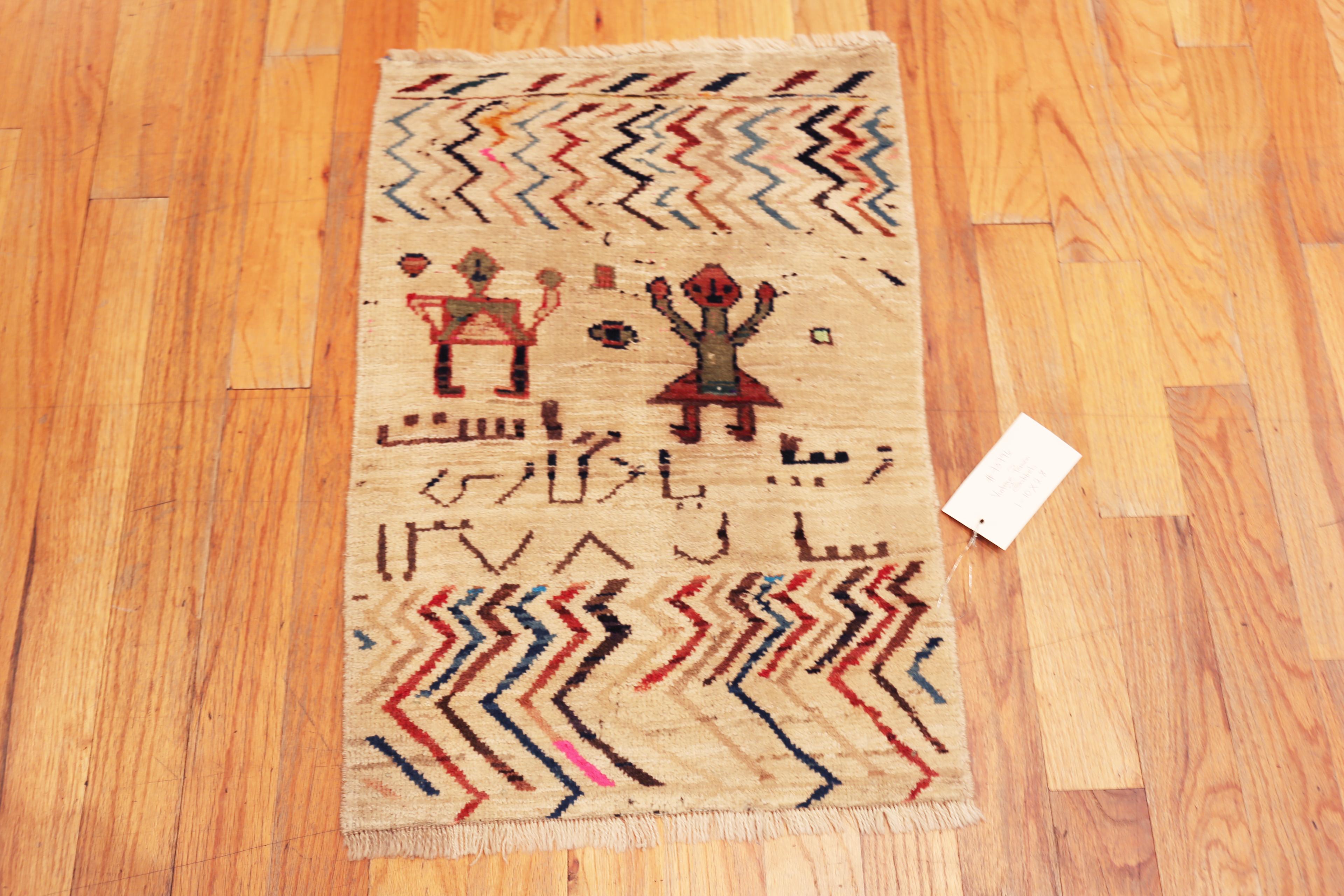 Nazmiyal Collection Vintage Tribal persischen Gabbeh Teppich 1 ft 10 in x 2 ft 8 in (Handgeknüpft) im Angebot