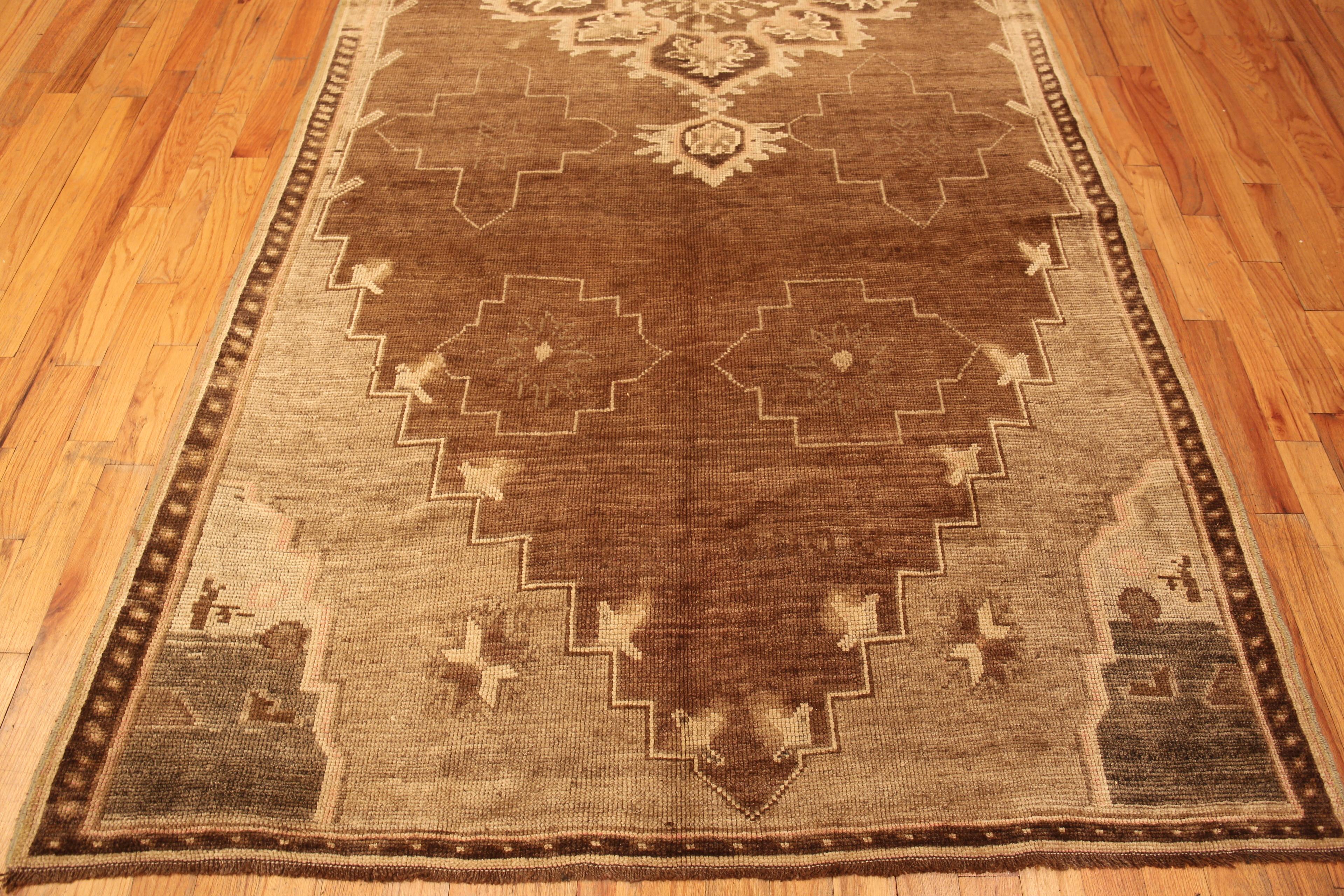 Vintage Turkish Kars Rug. 5 ft 10 in x 12 ft 10 in In Good Condition For Sale In New York, NY
