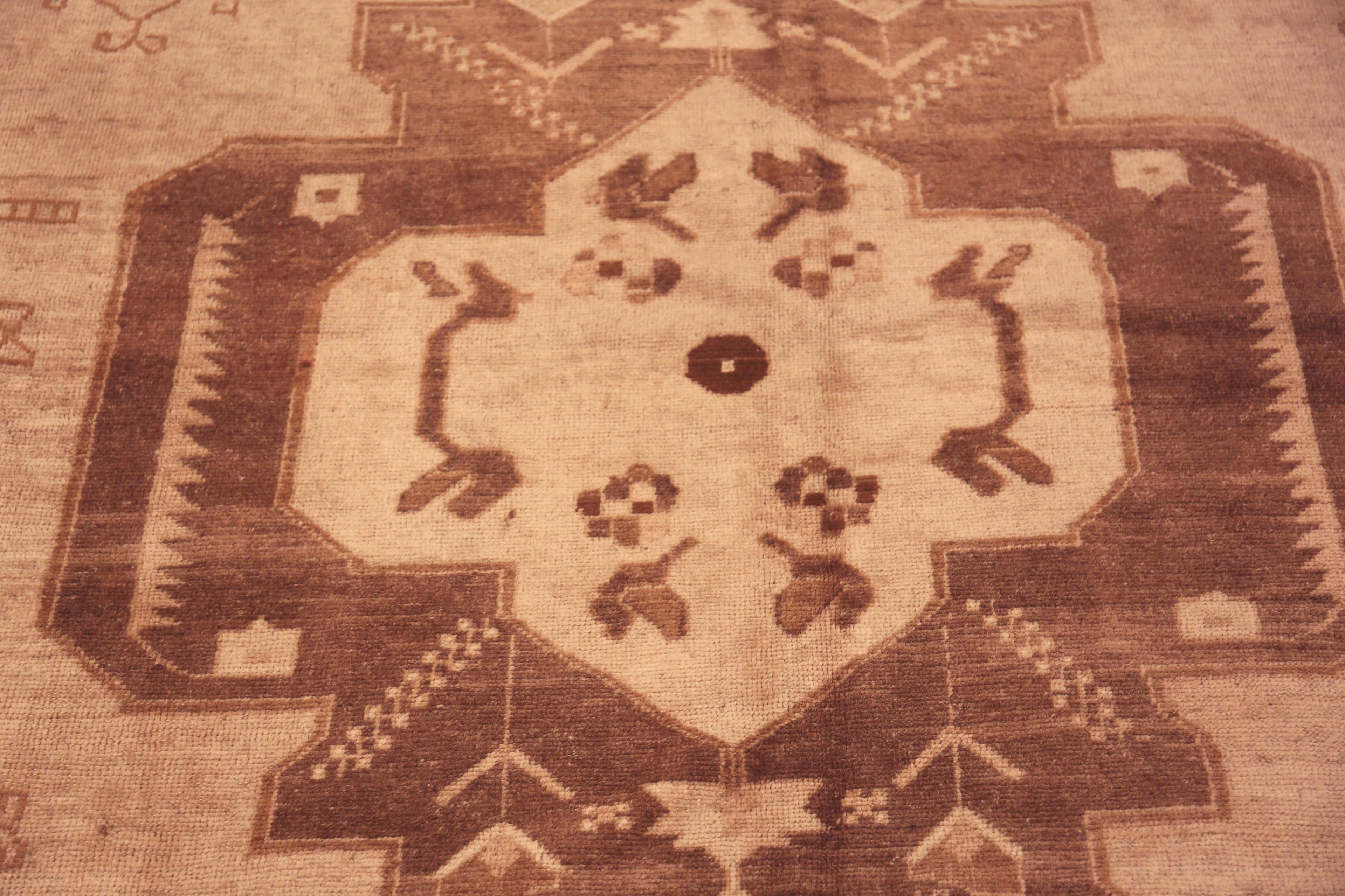 Türkischer Kars-Teppich im Vintage-Stil. 6 ft x 9 ft 9 in (Handgeknüpft) im Angebot