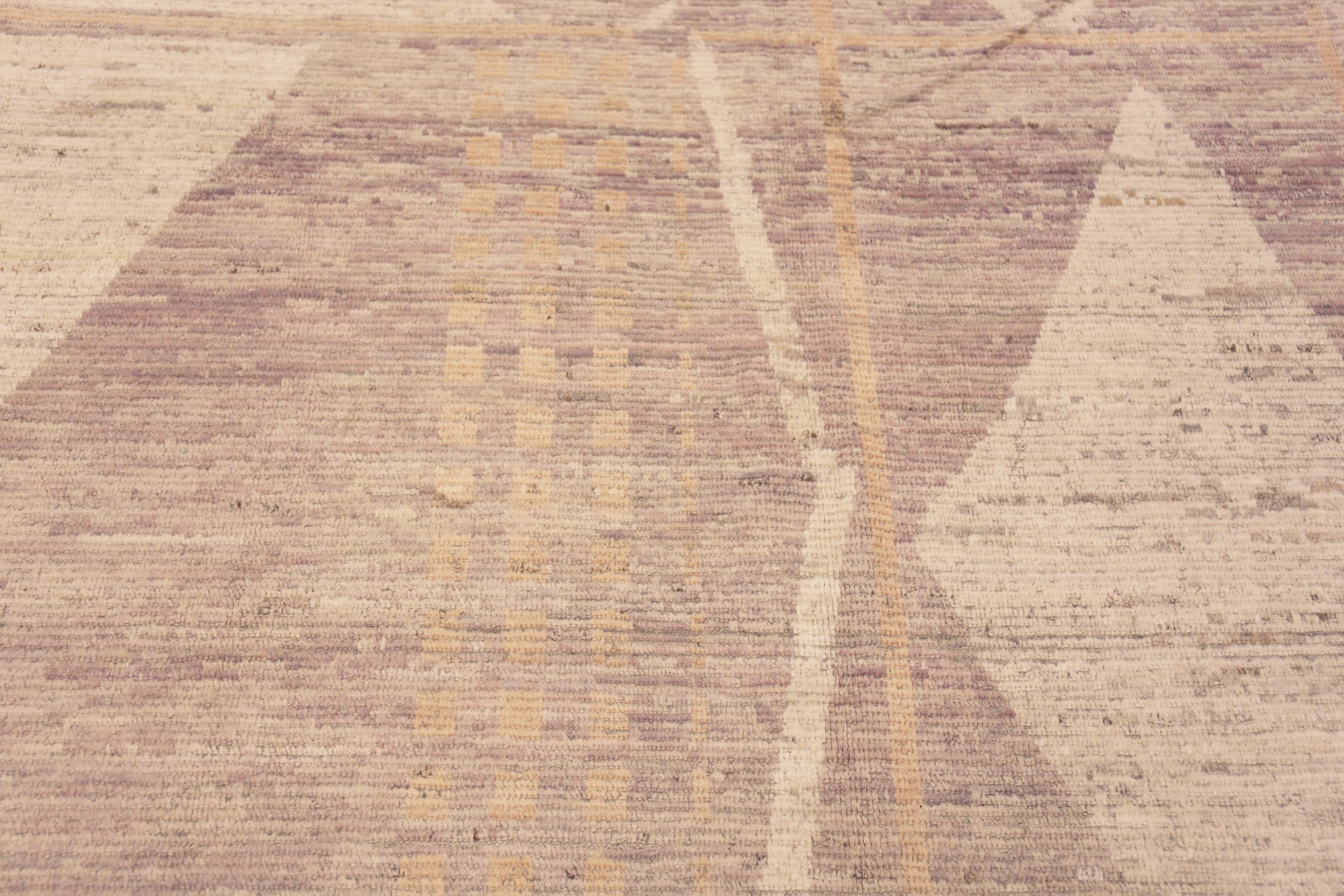 Un tapis décoratif et artistique de couleur chaude neutre et légère, au design géométrique tribal et moderne, Pays d'origine : Asie centrale, Circa Date : Tapis moderne