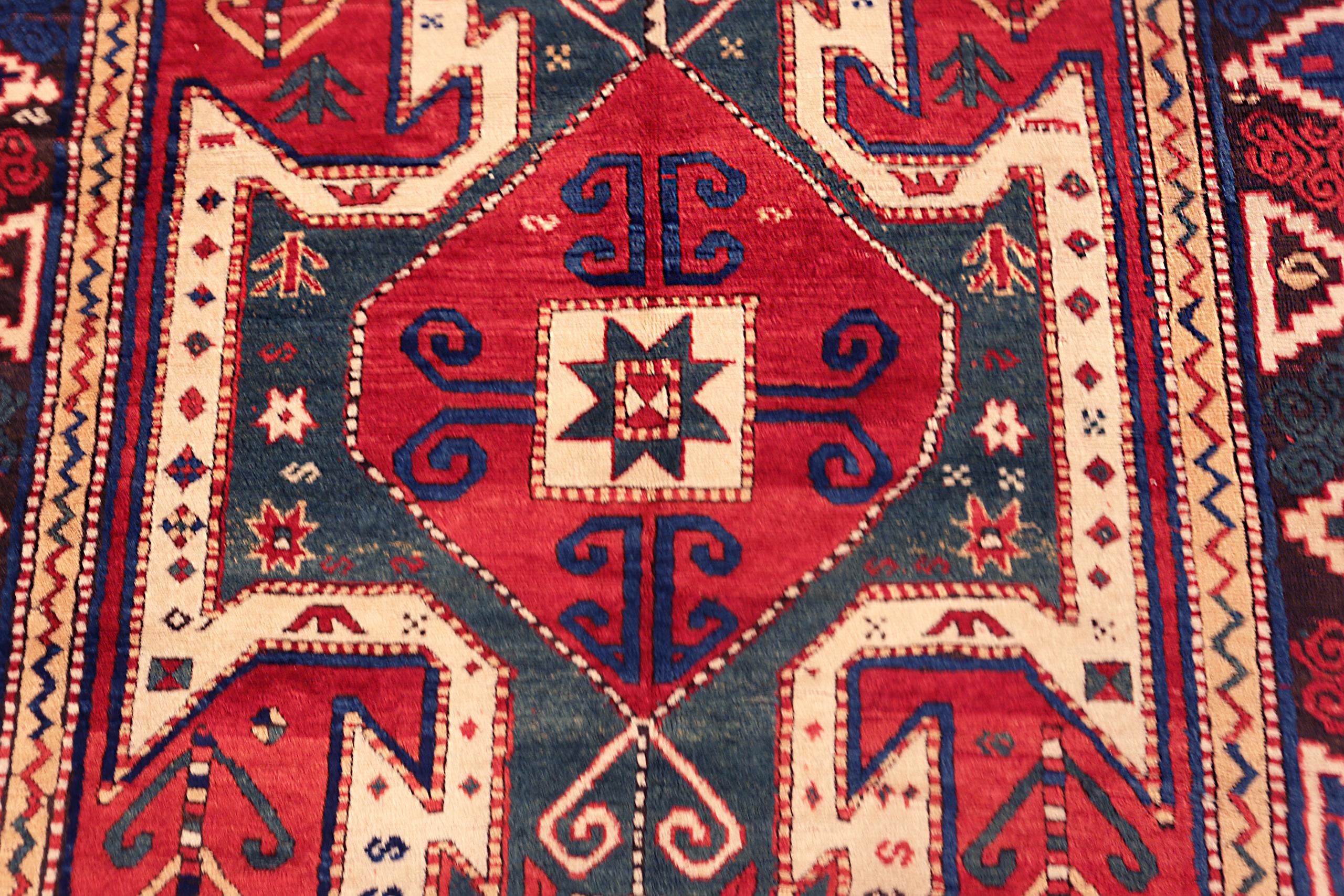 Nazmiyal Teppiche Antike kaukasischen Sewan Kazak Teppich 5 ft 1 in x 7 ft 7 in (Kasachisch) im Angebot