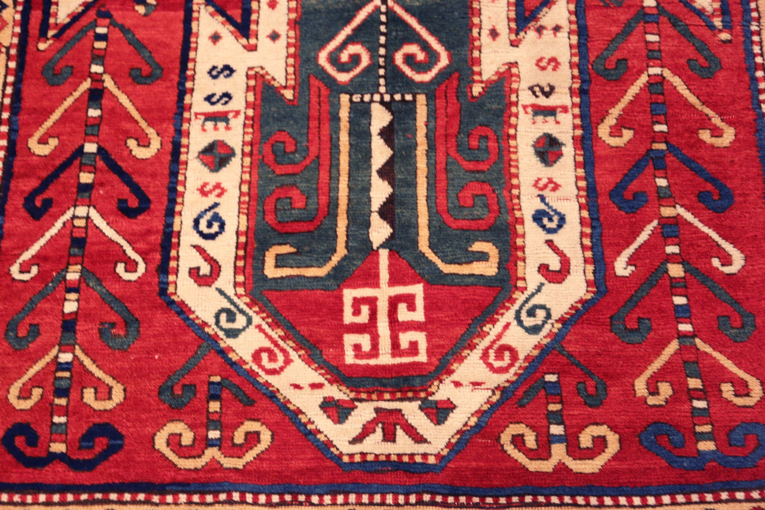 Nazmiyal Teppiche Antike kaukasischen Sewan Kazak Teppich 5 ft 1 in x 7 ft 7 in (Kaukasisch) im Angebot