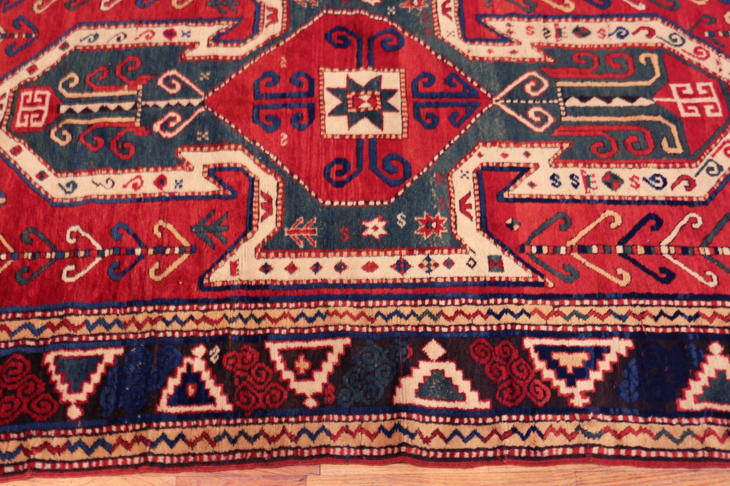 Nazmiyal Teppiche Antike kaukasischen Sewan Kazak Teppich 5 ft 1 in x 7 ft 7 in (Handgeknüpft) im Angebot