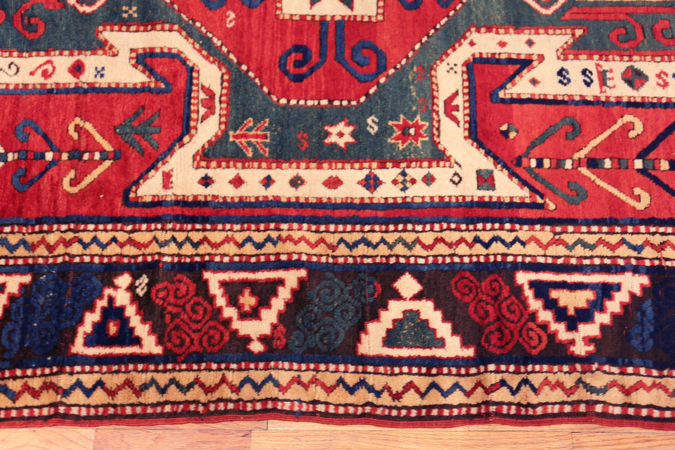 Nazmiyal Teppiche Antike kaukasischen Sewan Kazak Teppich 5 ft 1 in x 7 ft 7 in im Zustand „Gut“ im Angebot in New York, NY