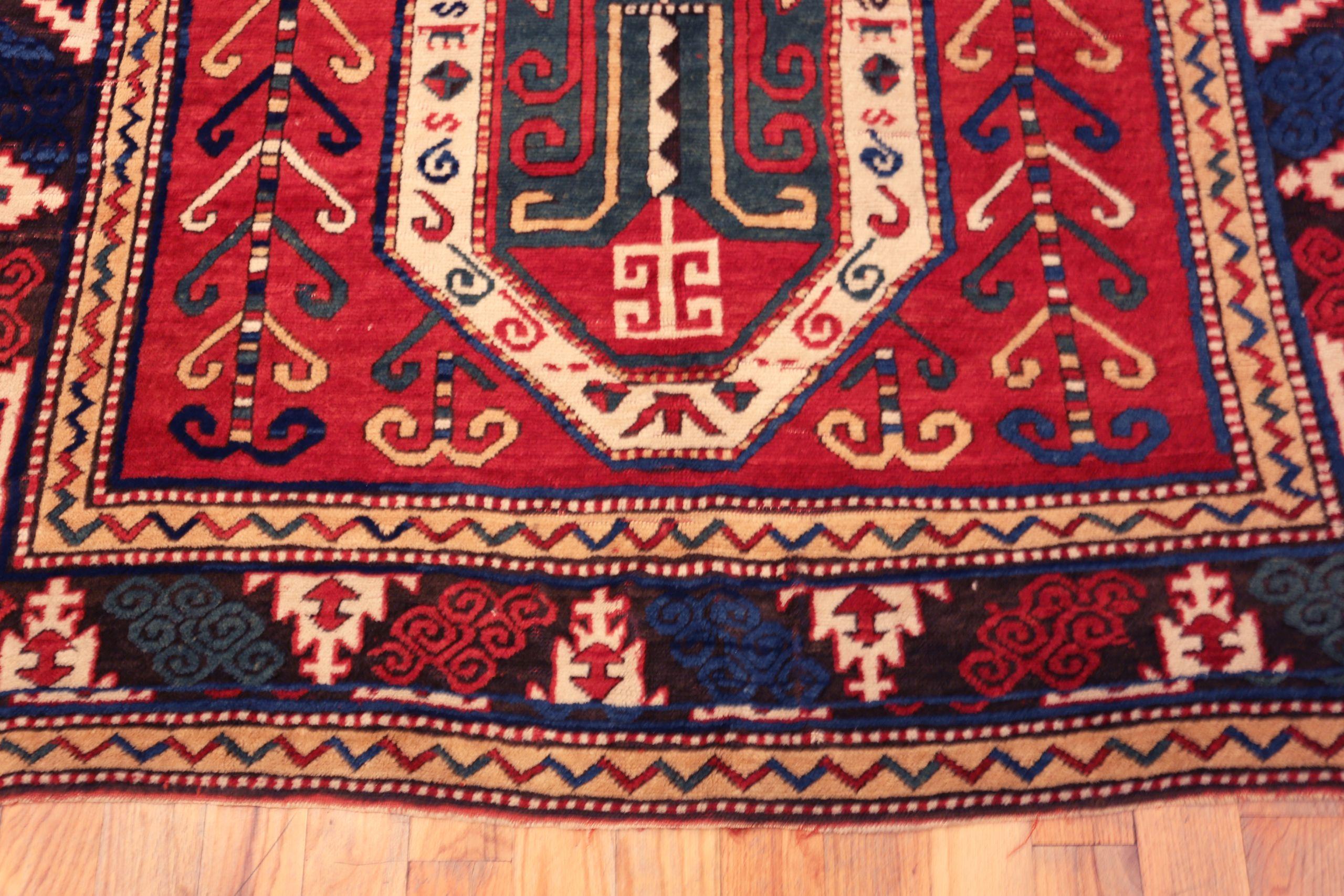 Nazmiyal Teppiche Antike kaukasischen Sewan Kazak Teppich 5 ft 1 in x 7 ft 7 in (20. Jahrhundert) im Angebot