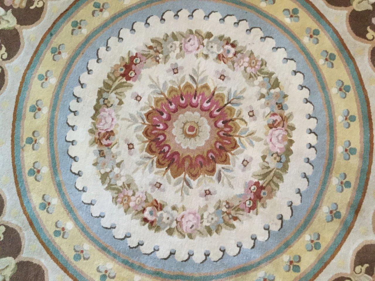 Wool Knotted Aubusson Style Round Area Rug In Good Condition For Sale In Hopewell, NJ