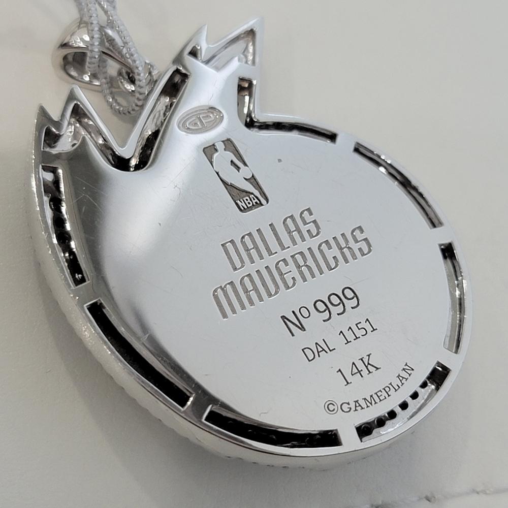 Ciondolo con diamante in oro 14k con licenza ufficiale NBA Dallas Mavericks di Gameplan in vendita 6