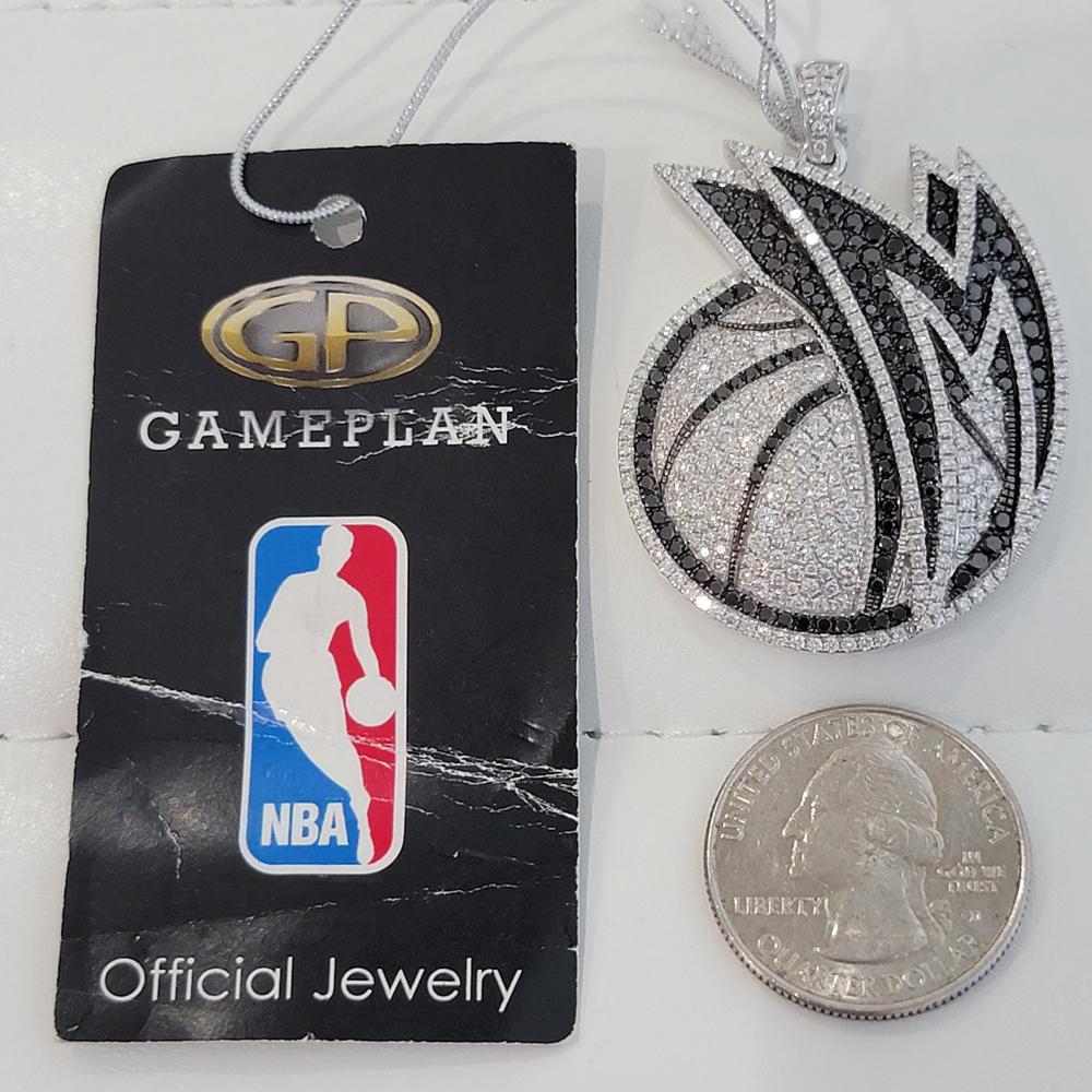 Ciondolo con diamante in oro 14k con licenza ufficiale NBA Dallas Mavericks di Gameplan in vendita 7