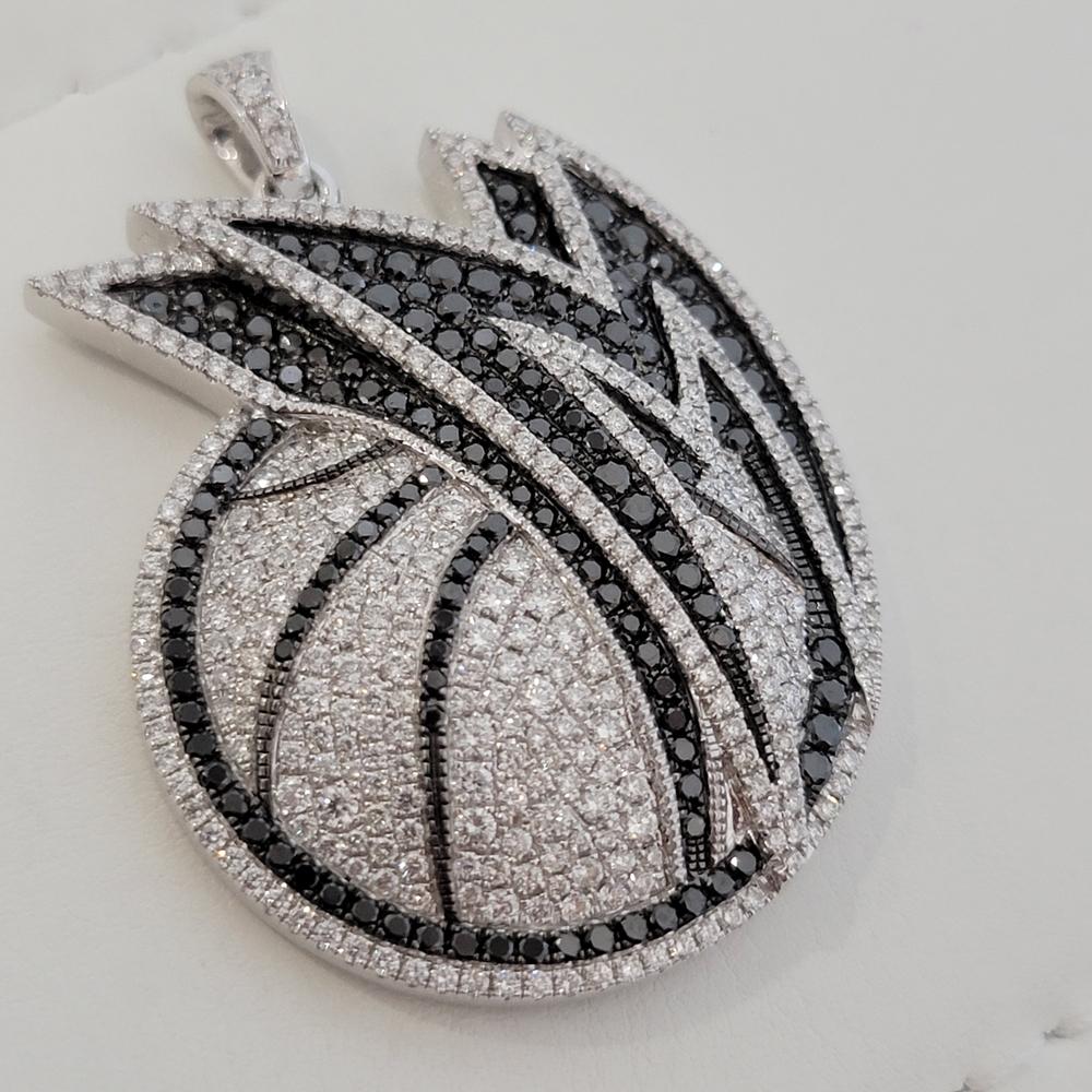  LA MIGLIORE E PIÙ VARIA SELEZIONE DI OROLOGI E GIOIELLI AL MONDO
DA BEVERLY HILLS, CALIFORNIA, USA
 
Descrizione del ciondolo

MARCA : GAMEPLAN

MODELLO : NBA, Dallas Mavericks

PAESE DI PRODUZIONE : Stati Uniti d'America

ANNO DI FABBRICAZIONE: