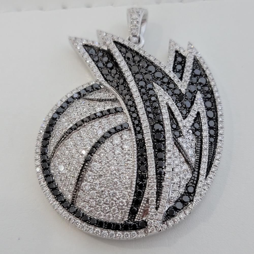 Ciondolo con diamante in oro 14k con licenza ufficiale NBA Dallas Mavericks di Gameplan In condizioni Nuovo in vendita a Beverly Hills, CA