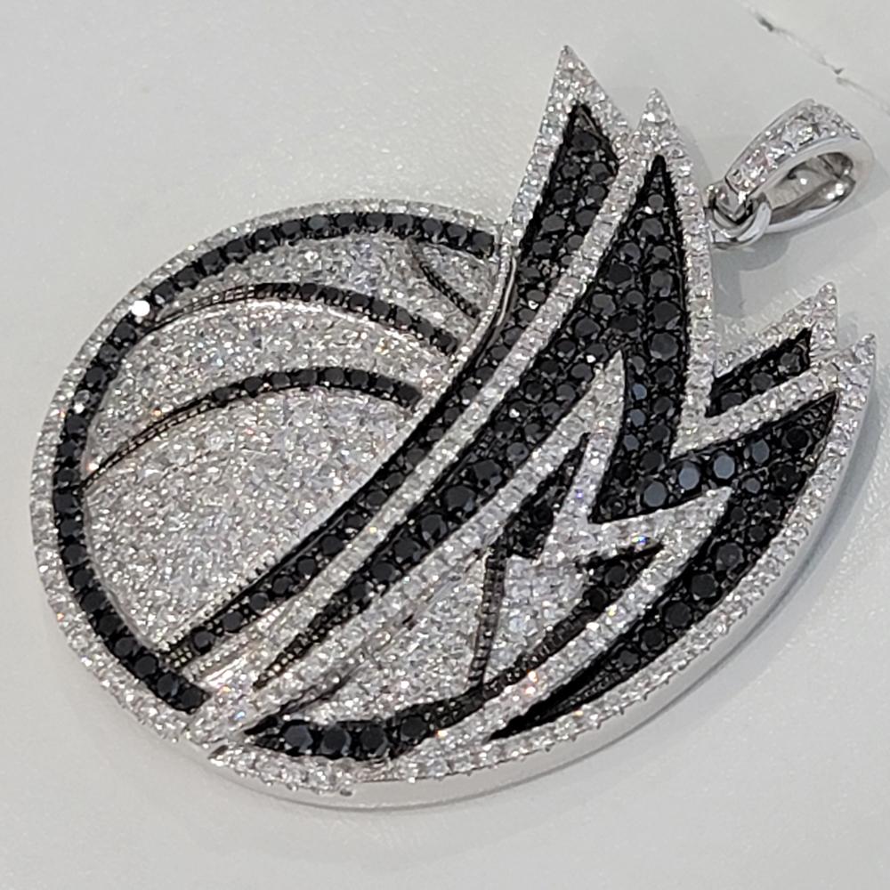 Ciondolo con diamante in oro 14k con licenza ufficiale NBA Dallas Mavericks di Gameplan in vendita 1