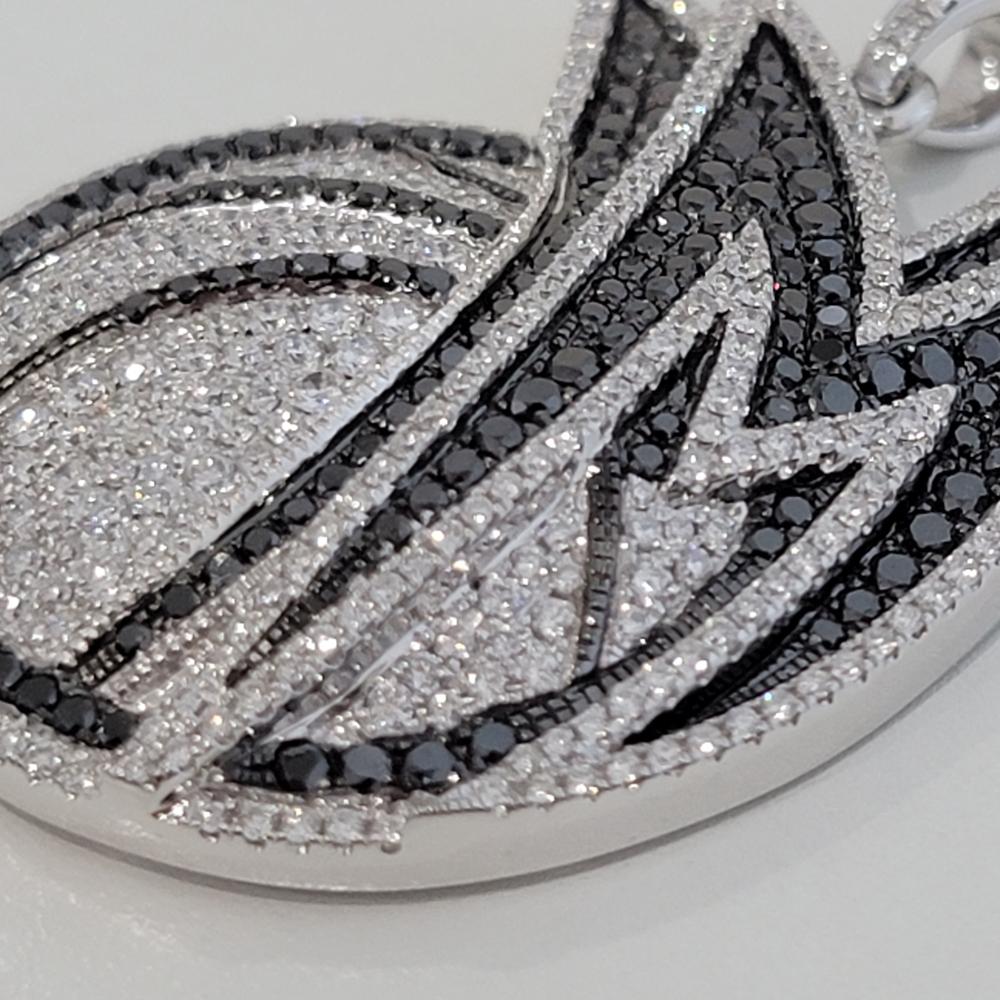 Ciondolo con diamante in oro 14k con licenza ufficiale NBA Dallas Mavericks di Gameplan in vendita 2