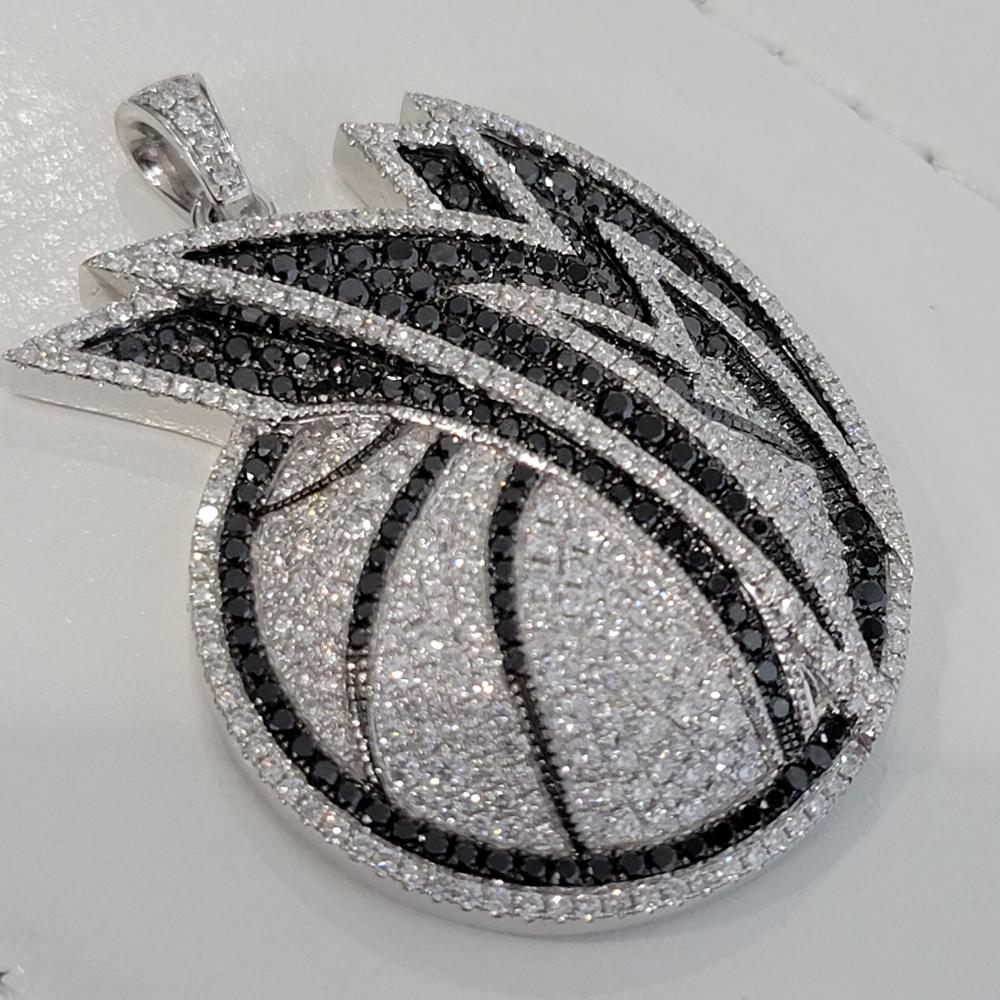 Ciondolo con diamante in oro 14k con licenza ufficiale NBA Dallas Mavericks di Gameplan in vendita 4