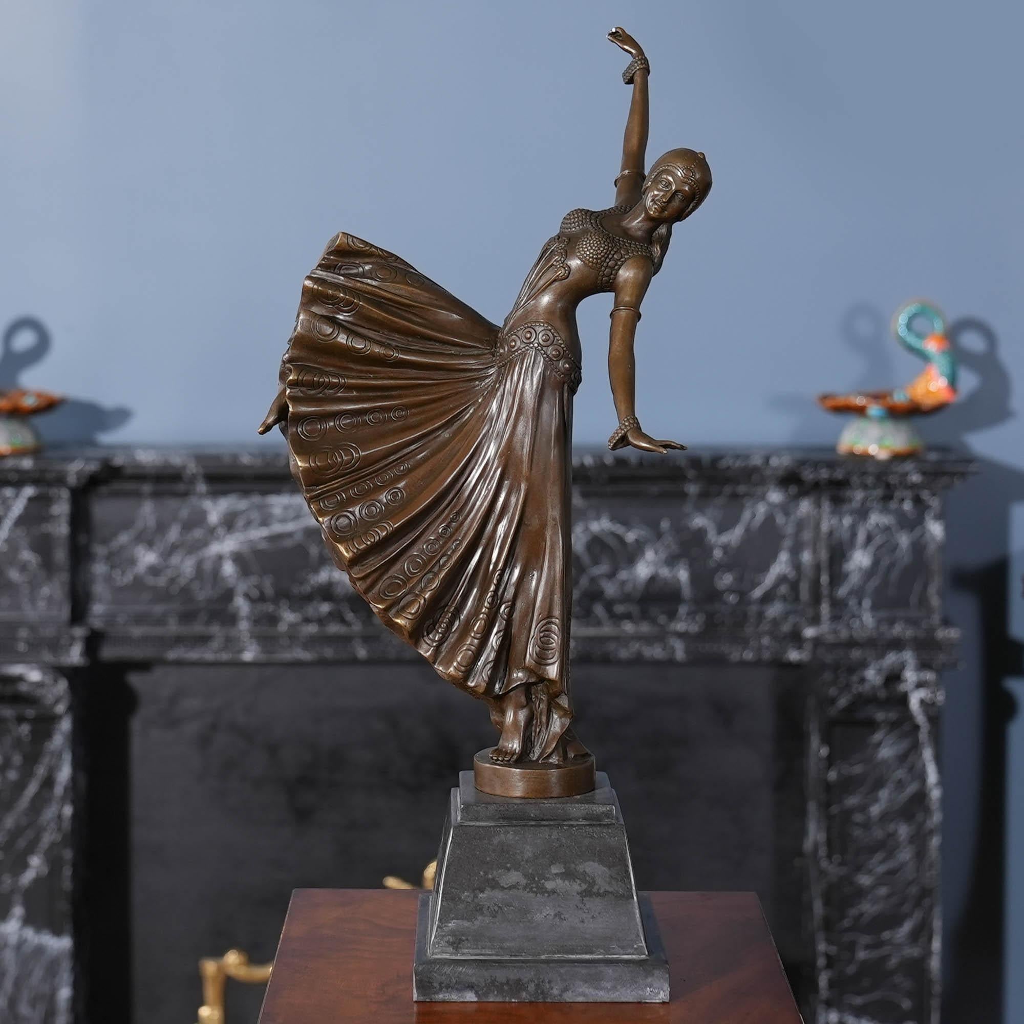 Graziosa anche quando è ferma, la Danzatrice di bronzo su base di marmo è un'aggiunta sorprendente a qualsiasi ambiente. Utilizzando i tradizionali metodi di fusione a cera persa, la statua della Danzatrice in Bronzo è dotata di dettagli incatenati