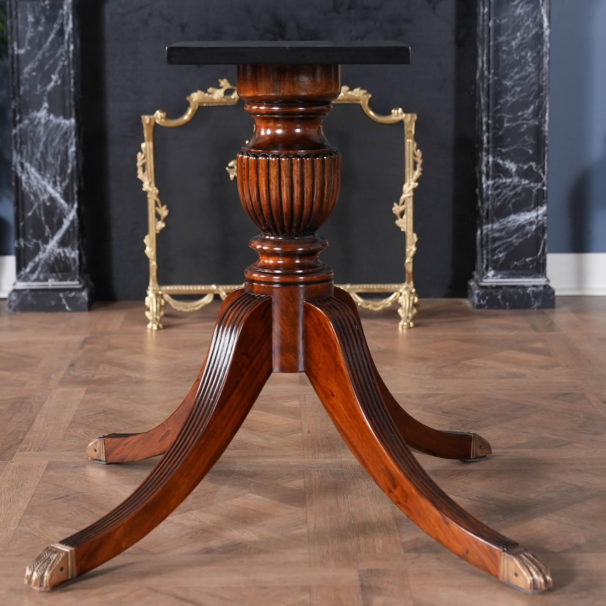 De Niagara Furniture, un pedestal de mesa de comedor de caoba maciza de alta calidad con pies rematados en latón macizo. Ideales para sustituir mesas de comedor antiguas. Juntas de cola de milano, patas reforzadas con metal. Totalmente tallado a