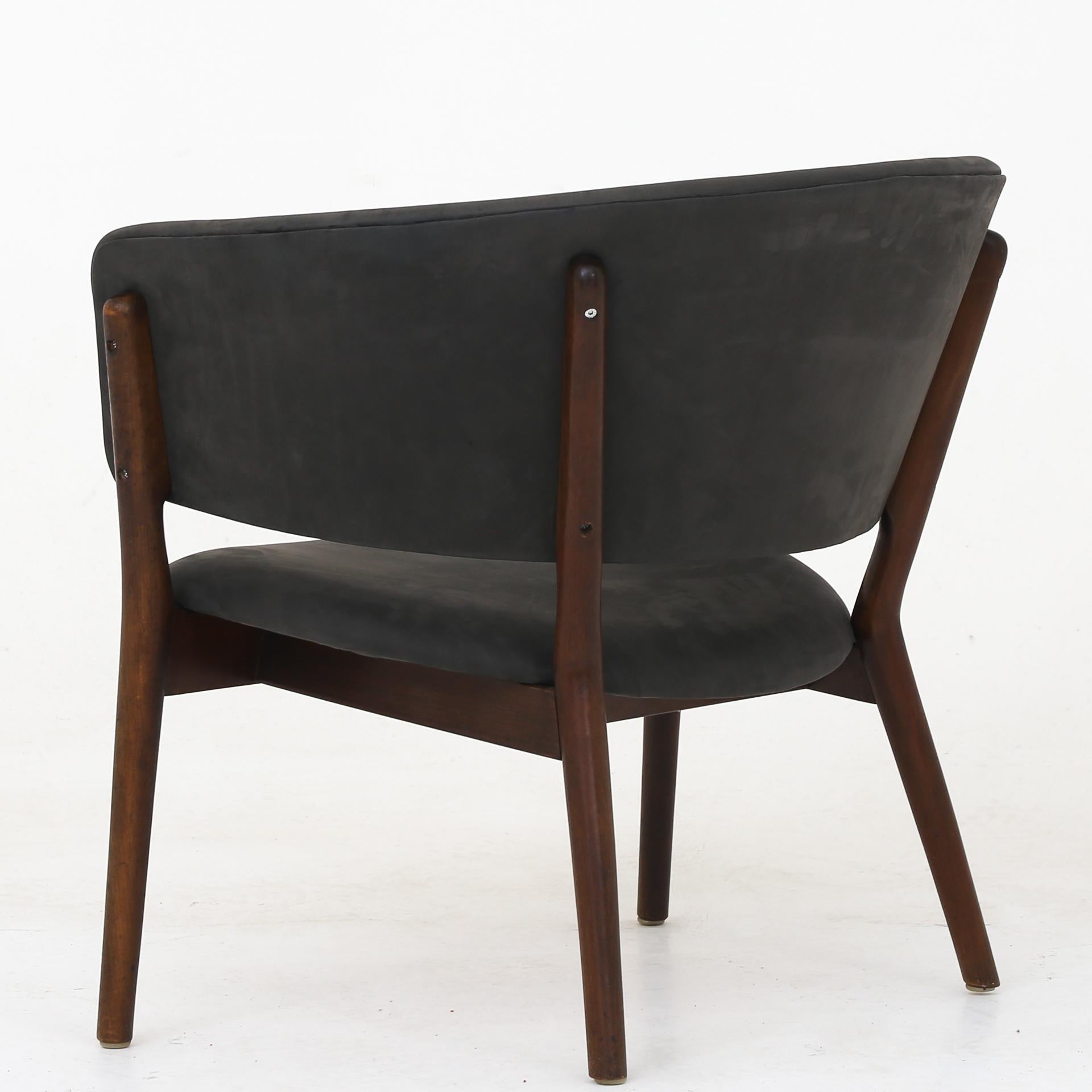 ND 83 - easy chair in Dunes grey leather and stained beech. Designed in 1952. Nanna Ditzel / Søren Willadsen.