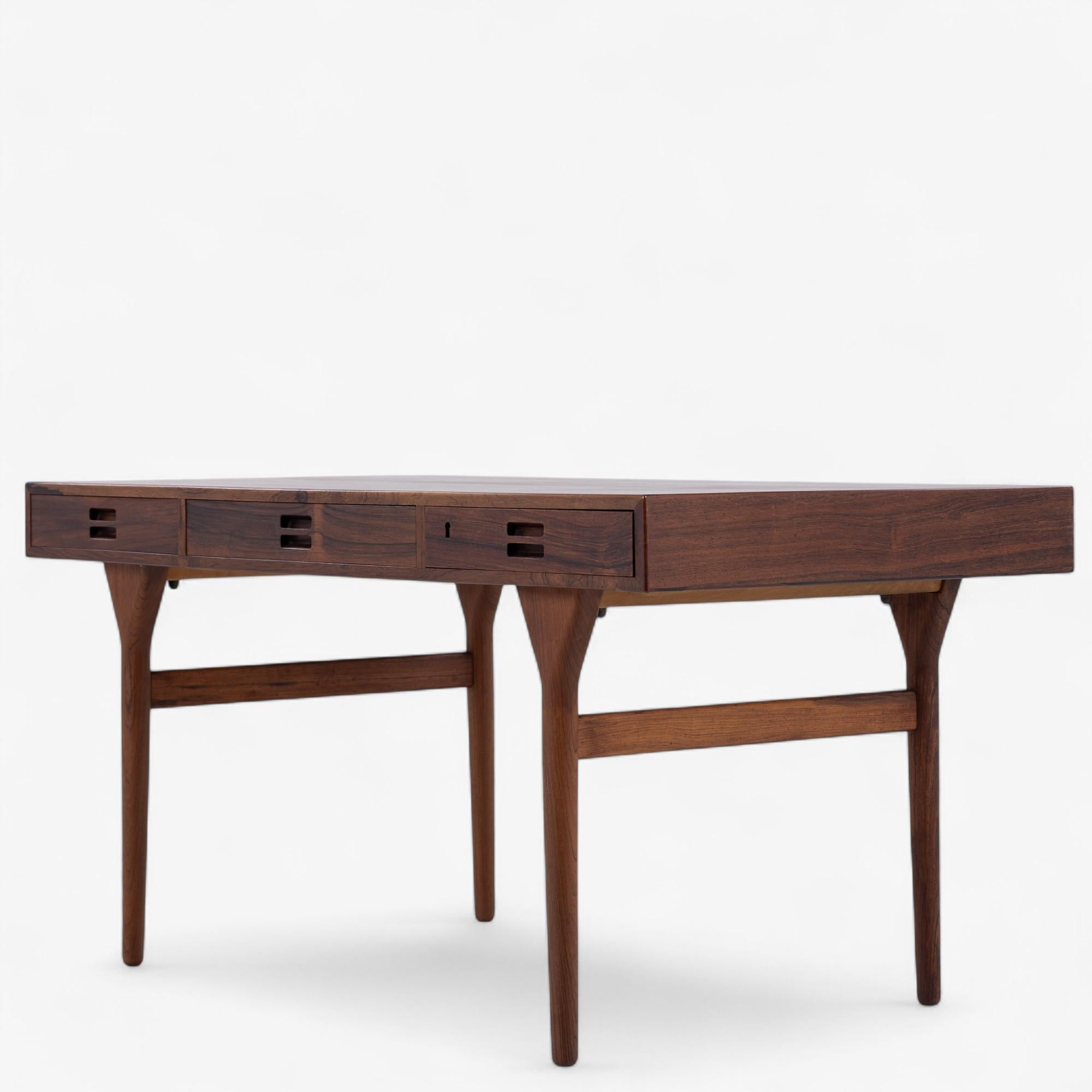 ND 93 - Bureau en palissandre à trois tiroirs. Marque de fabricant de Søren Willadsen. Conçu en 1955 par Nanna Ditzel.