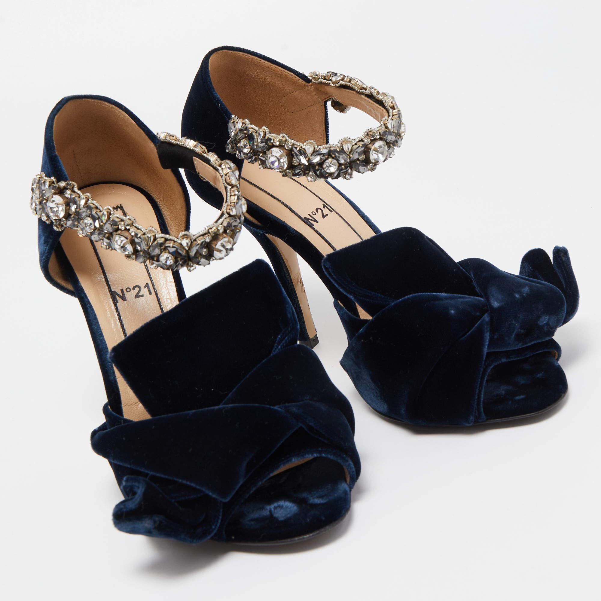 N°21 Sandali con cinturino alla caviglia in velluto blu navy impreziositi da cristalli misura 36 In condizioni buone in vendita a Dubai, Al Qouz 2