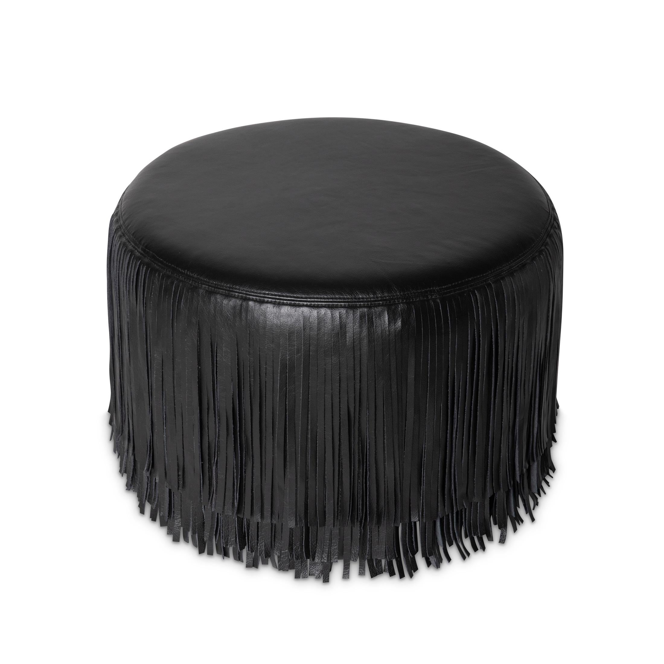 Realizzato con una miscela perfetta di tre strati di frange in pelle, il pouf Ndidi vanta un design sofisticato e fluido, che ricorda la famosa applique Ndidi.
L'ottomana Ndidi fa parte della Collection'S di Ngala Trading.  Questa linea