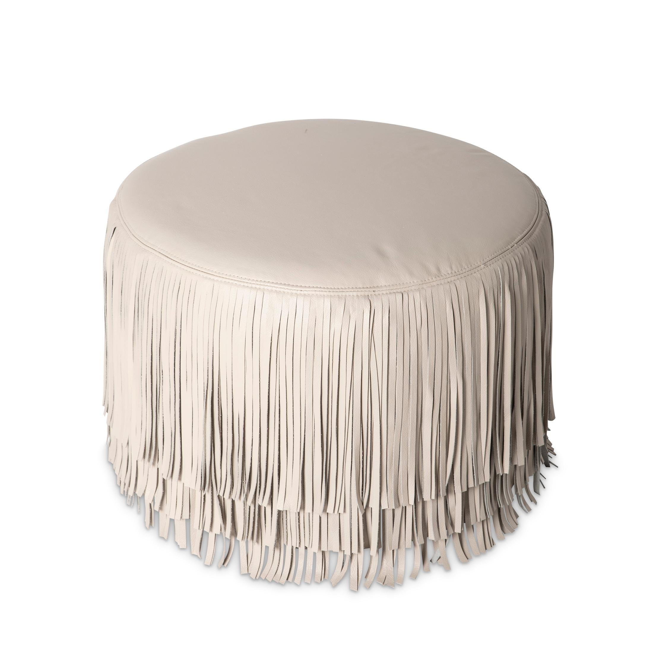 Fabriqué avec un mélange homogène de trois couches de franges de cuir, le pouf Ndidi arbore un design sophistiqué et fluide, qui rappelle la populaire applique Ndidi.
Le pouf Ndidi fait partie de la collection NeKeia pour Ngala Trading.  Cette ligne