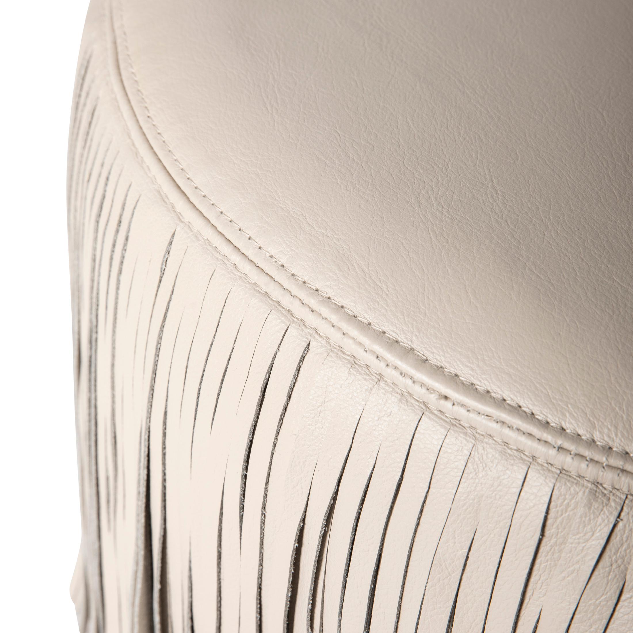 Sud-africain Ottoman Ndidi en cuir de couleur crème en vente