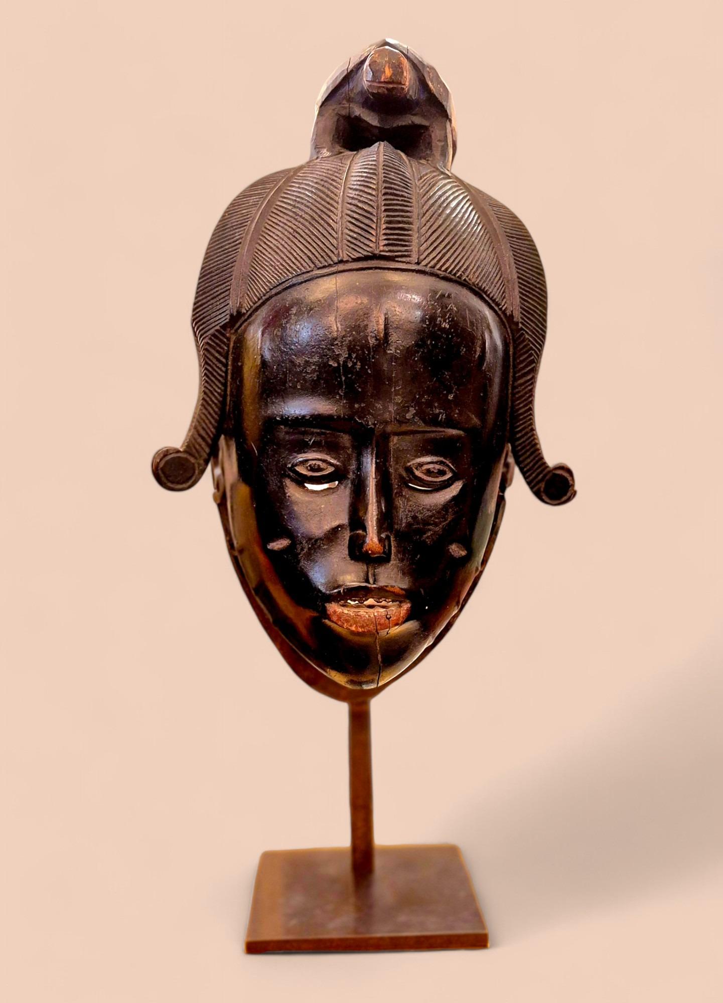 Ndoma Baule Portrait Mask, Ivory Coast, Wood, lacquered patina, Circa 1930 For Sale 6
