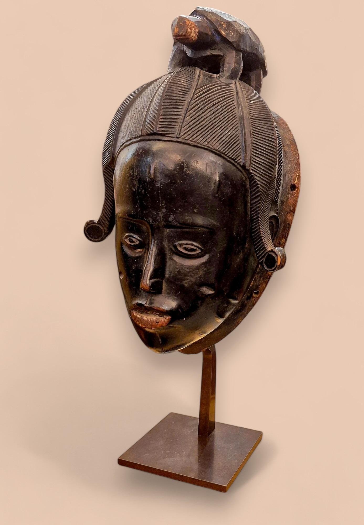 Ndoma Baule Portrait Mask, Ivory Coast, Wood, lacquered patina, Circa 1930 For Sale 7
