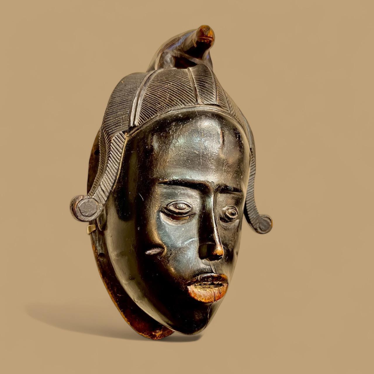 Ndoma Baule Portrait Mask, Ivory Coast, Wood, lacquered patina, Circa 1930 For Sale 8