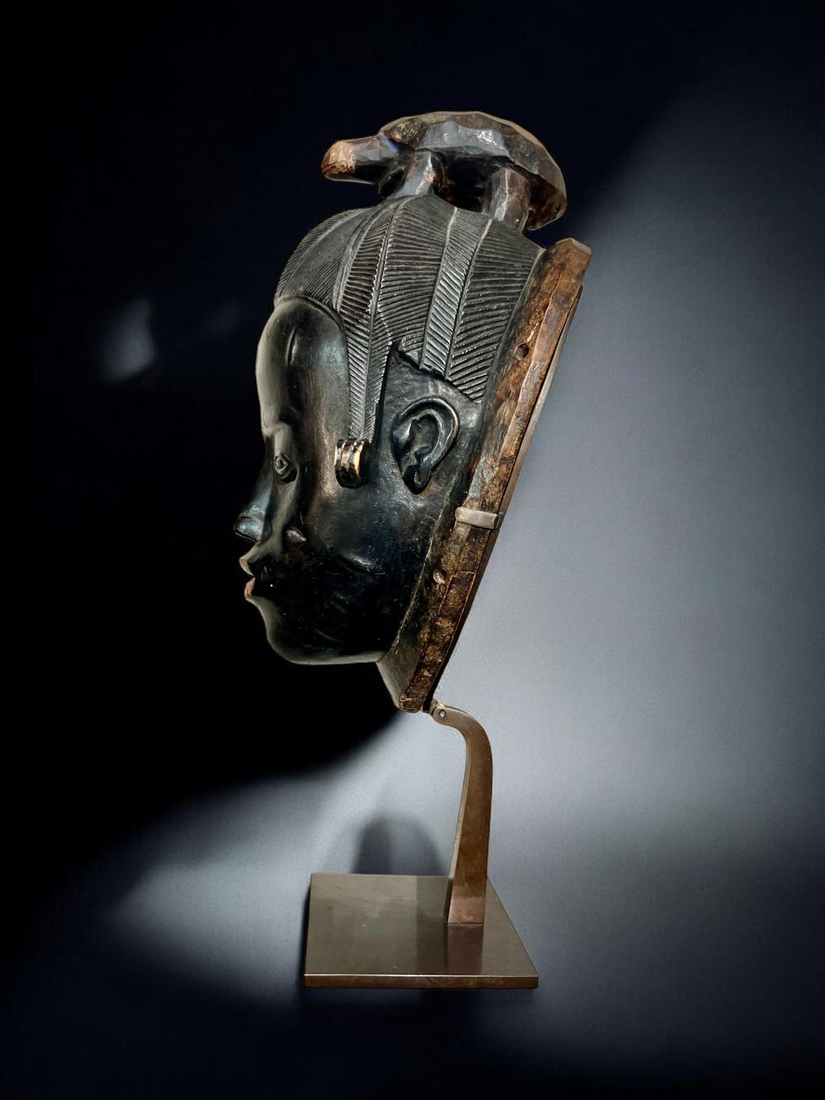 Ndoma Baule Portrait Mask, Ivory Coast, Wood, lacquered patina, Circa 1930 In Good Condition For Sale In NICE, FR