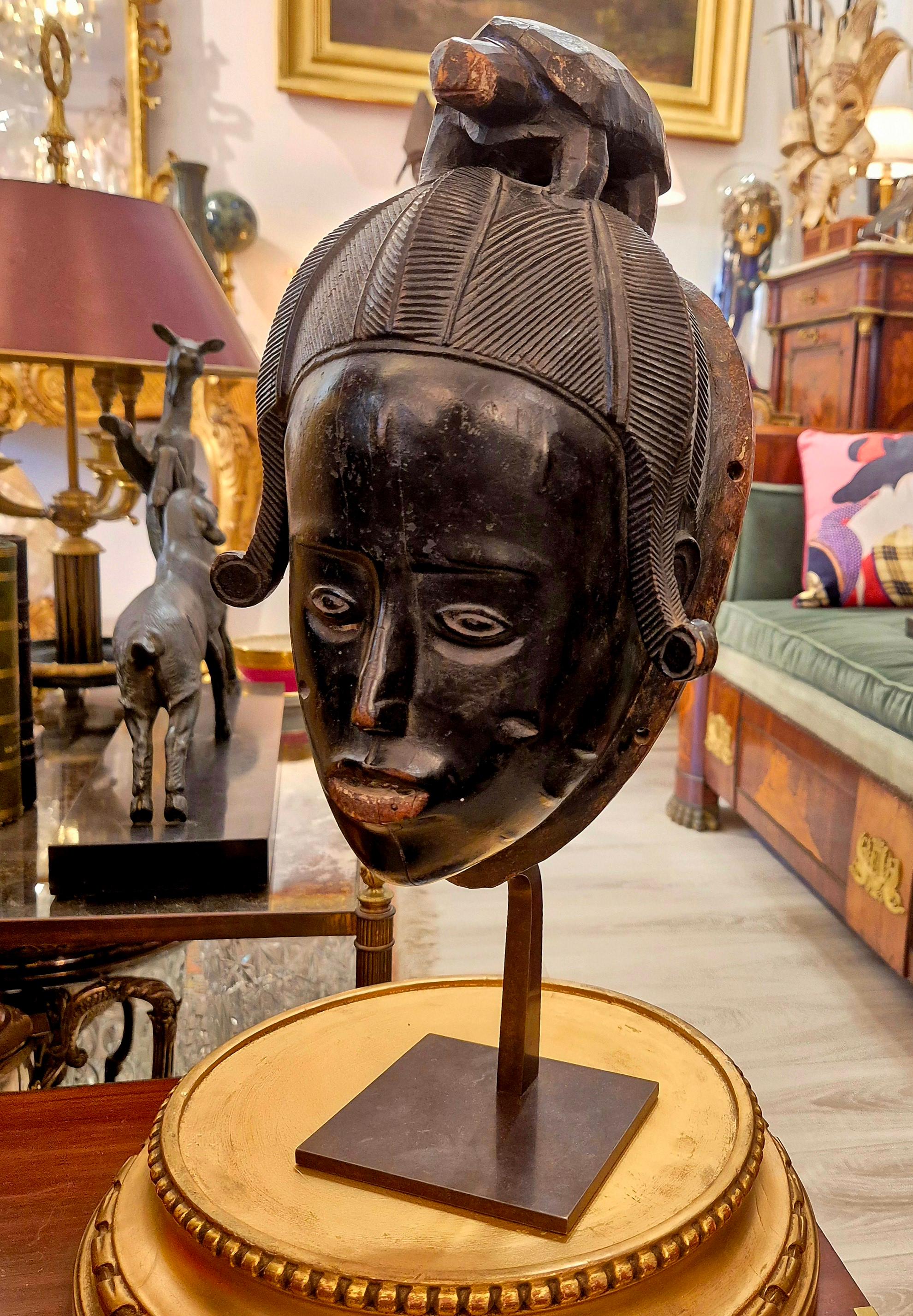 Ndoma Baule Portrait Mask, Ivory Coast, Wood, lacquered patina, Circa 1930 For Sale 2