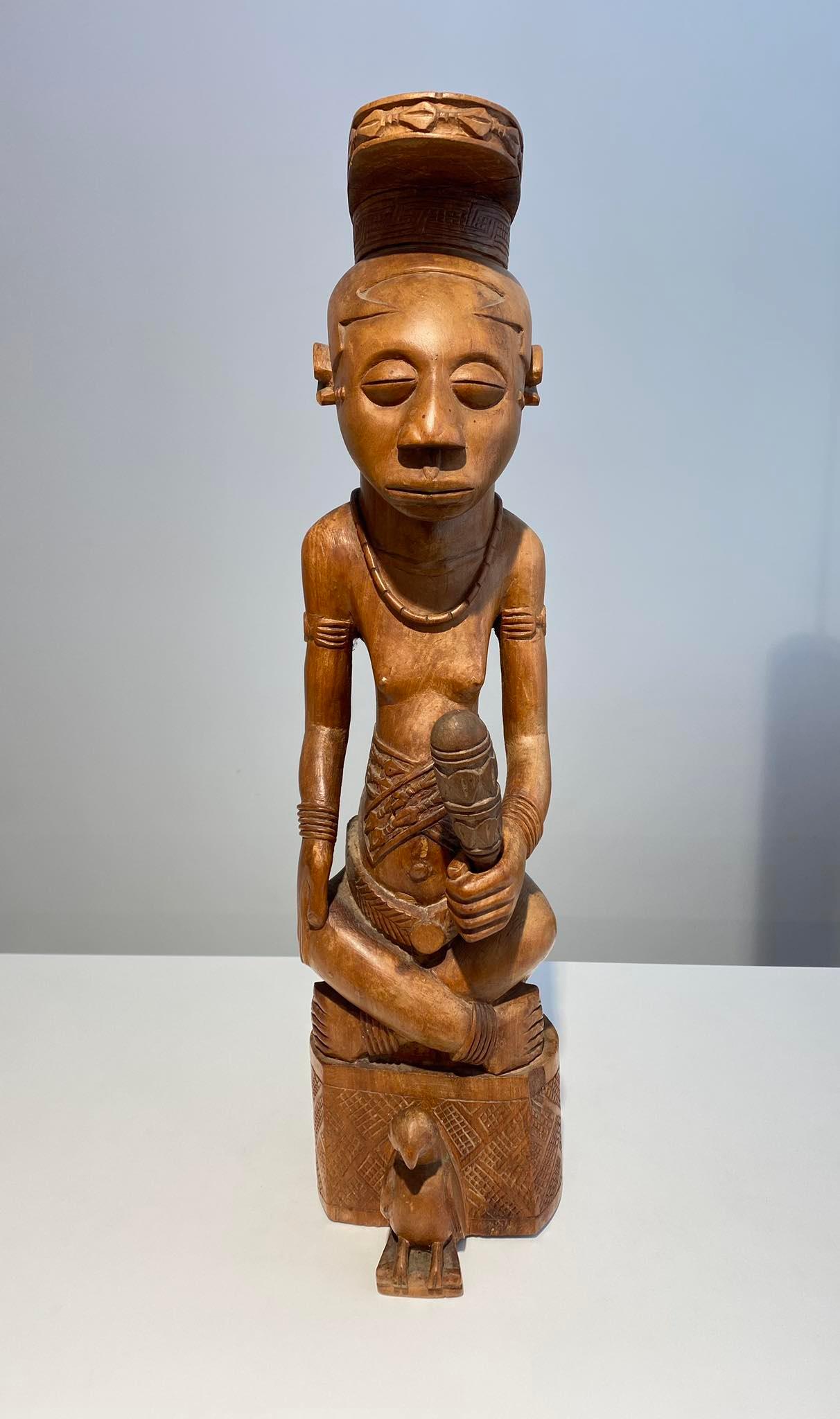 Exceptional royal Ndop statue From the Kuba / Ndengese / Shoowa tribe - DR Congo Kasaï region - Circa 1940-1950
Length = 56 cm
Perfect condition

Note : Image of individual kings
Although the sculptural genre appears naturalistic, ndop are not
