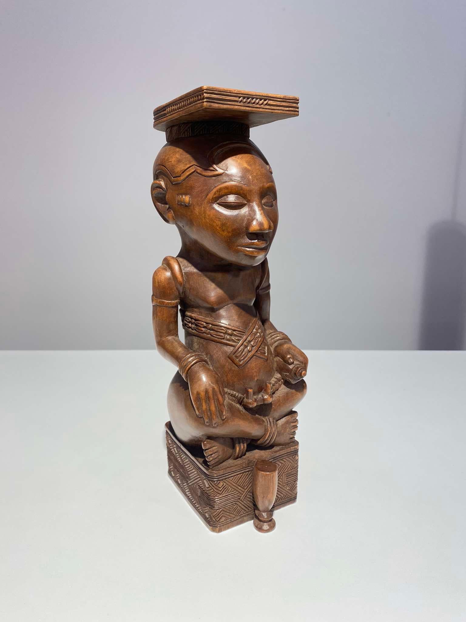 Statua di Ndop Kuba della tribù Kuba Ndengese Shoowa del Congo Kasaï Arte africana In condizioni buone in vendita a Leuven, BE