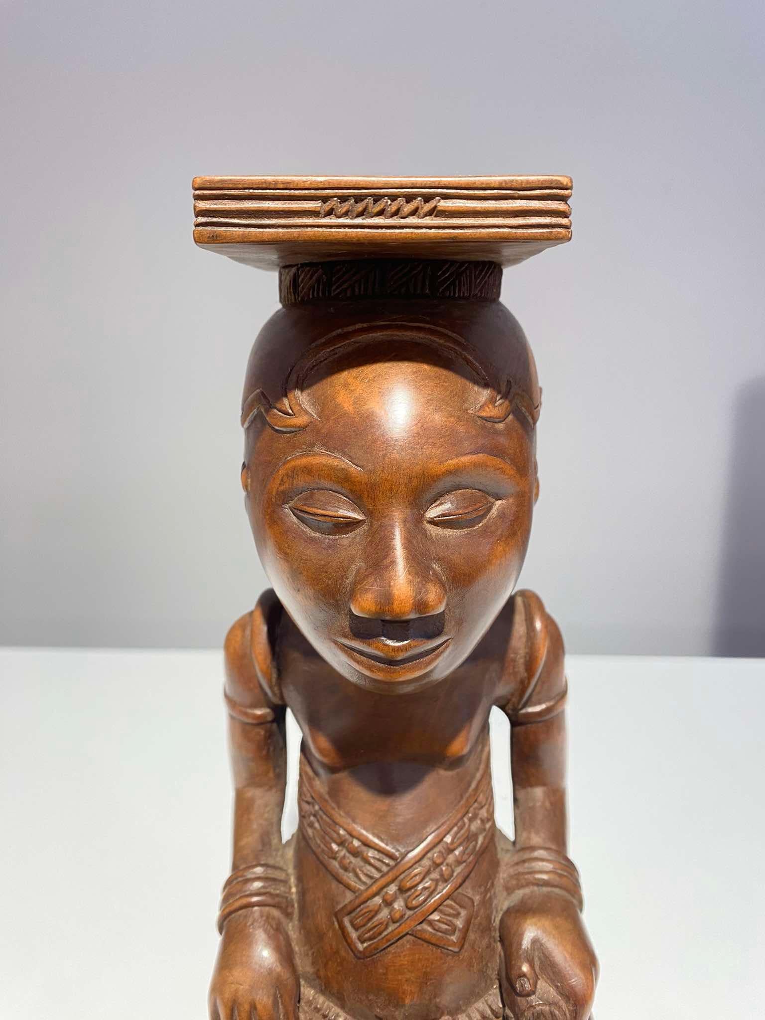 Legno Statua di Ndop Kuba della tribù Kuba Ndengese Shoowa del Congo Kasaï Arte africana in vendita