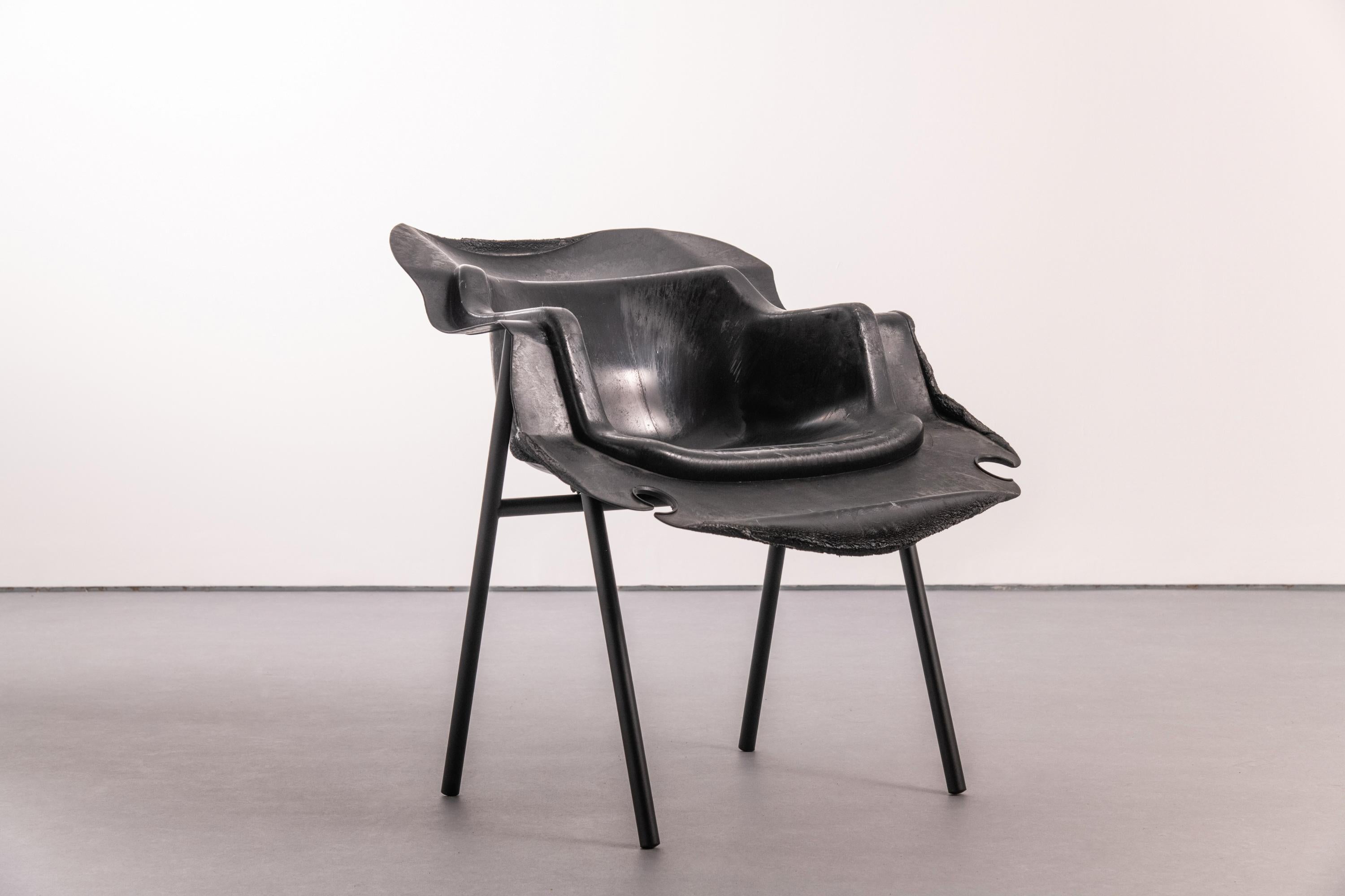 Fauteuil NE02 - Pièce de collection contemporaine unique en plastique recyclé noir
Fauteuil unique de Oiko Design/One, faisant partie de la collection Biography of a Chair - 27 pièces uniques fabriquées à partir de plastique recyclé. Fabriqué à