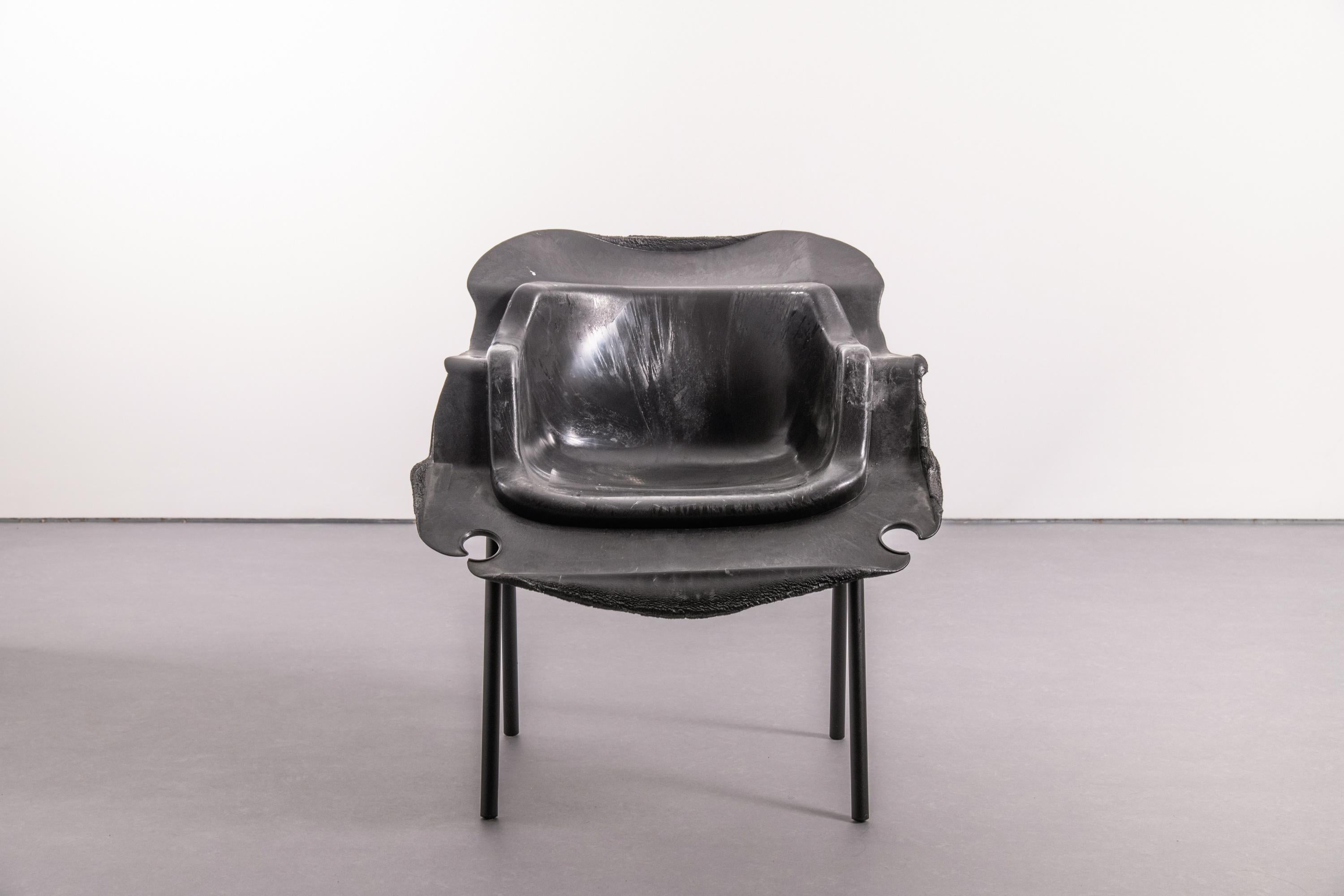 Espagnol Fauteuil NE02 - Pièce de collection contemporaine unique en plastique recyclé noir en vente