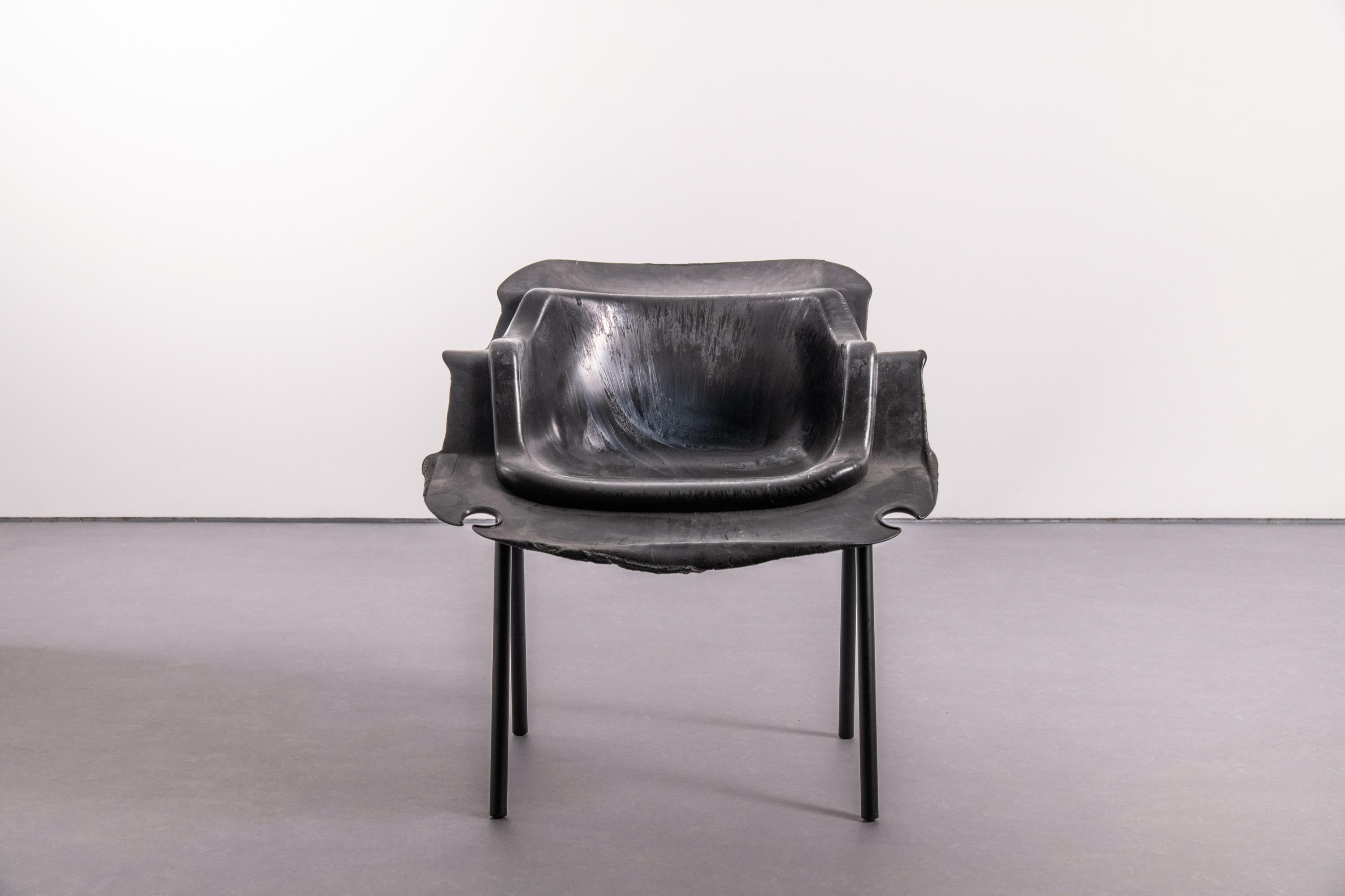 Fauteuil NE03 - Pièce de collection contemporaine unique en plastique recyclé noir
Fauteuil unique de Oiko Design/One, faisant partie de la collection Biography of a Chair - 27 pièces uniques fabriquées à partir de plastique recyclé. Fabriqué à