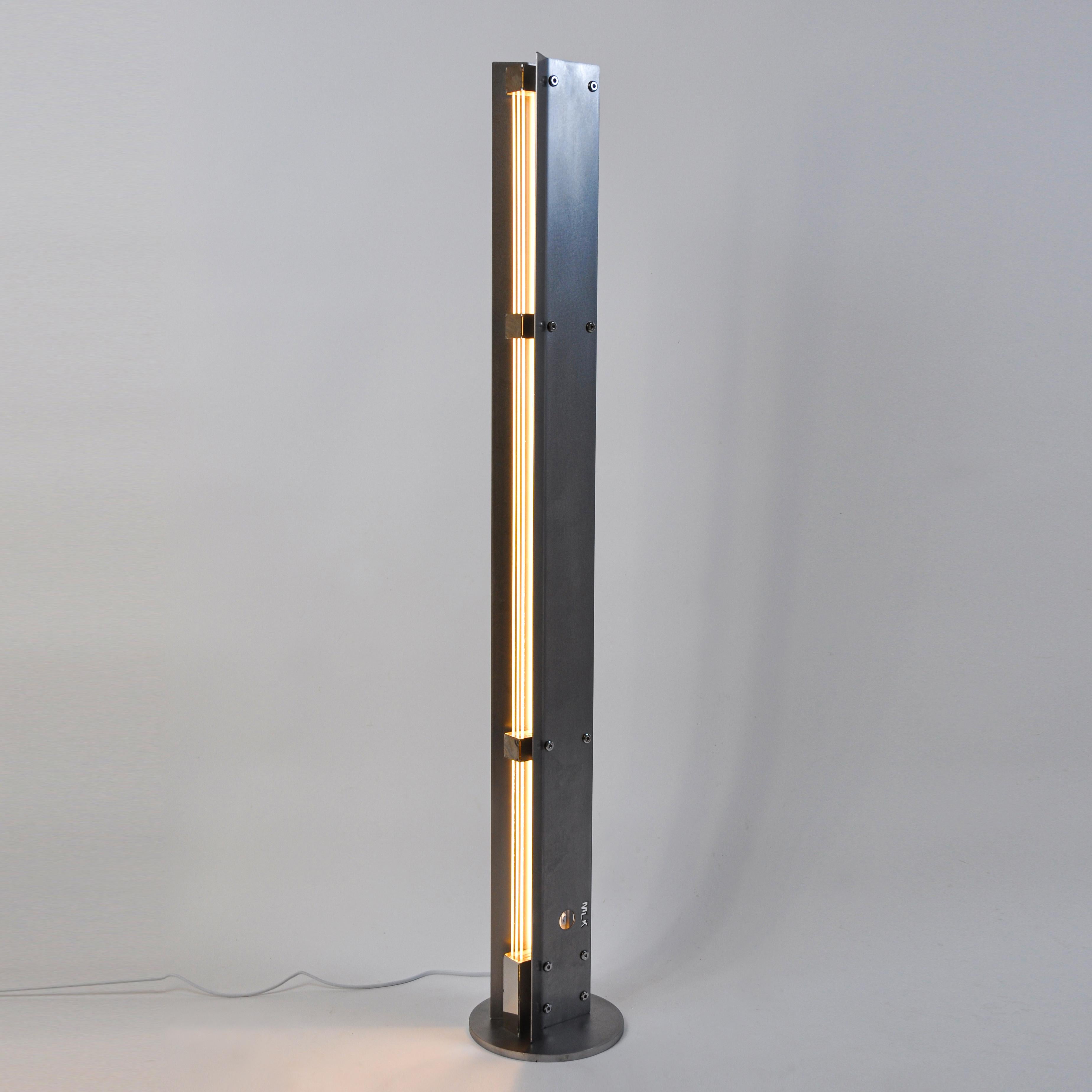 Lámpara Ne1200 Mat by MLK Furniture
Dimensiones: P 20 x An 20 x Al 121 cm.
Materiales: Acero inoxidable, acrílico.

Disponible en mate, o mate y espejo interior.
También disponible en latón, cobre o acero inoxidable. Póngase en contacto con