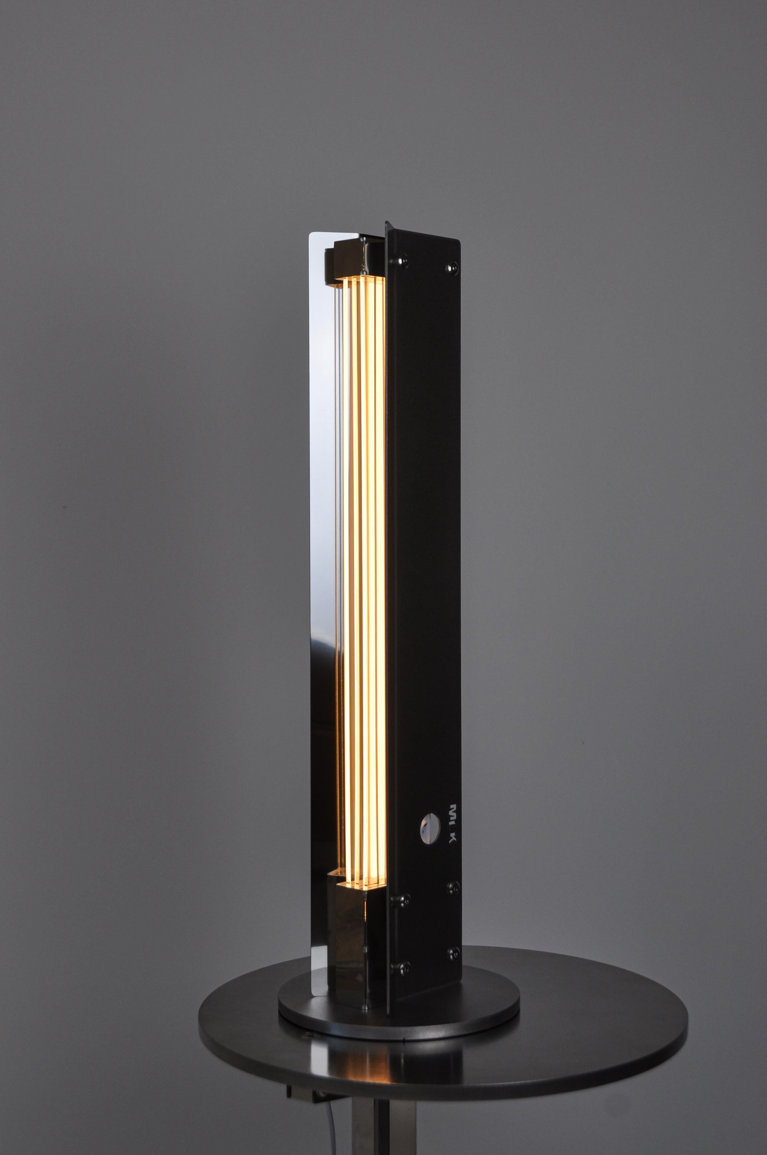 Lámpara con estera y espejo Ne600 by MLK Furniture
Dimensiones: P 20 x An 20 x Al 63 cm.
Materiales: Acero inoxidable, acrílico.

Disponible en mate, o mate y espejo.
También disponible en latón, cobre o acero inoxidable. Póngase en contacto con