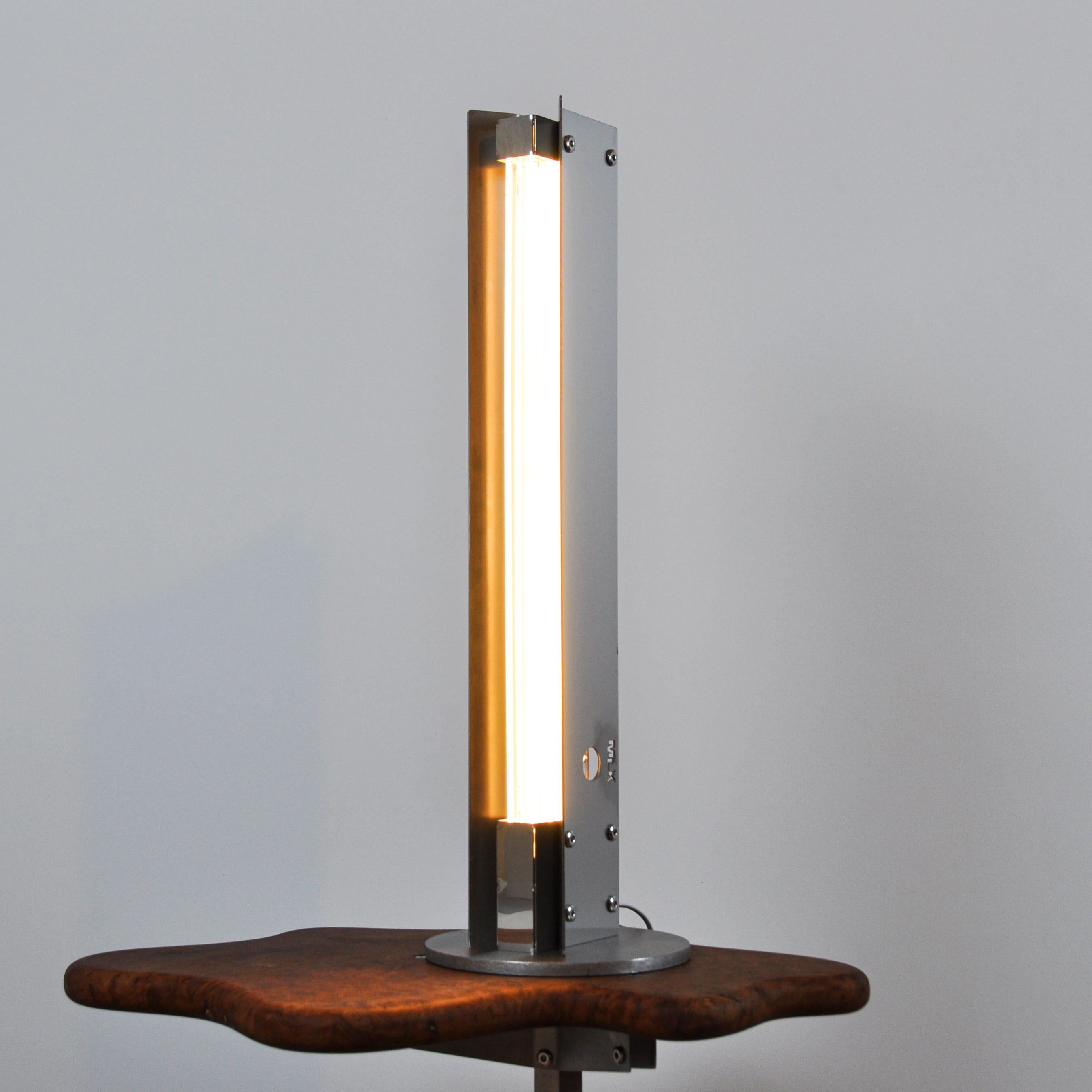 Lámpara Ne600 Mat by MLK Furniture
Dimensiones: P 20 x An 20 x Al 63 cm.
Materiales: Acero inoxidable, acrílico.

Disponible en mate, o mate y espejo.
También disponible en latón, cobre o acero inoxidable. Póngase en contacto con nosotros.

 La