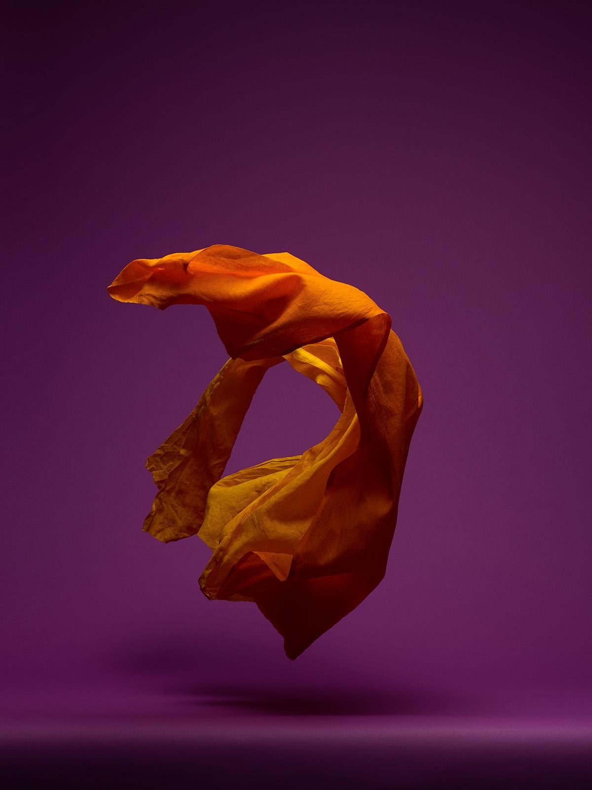 Neal Grundy Color Photograph – Dancing-Stoff, Orange auf Lila