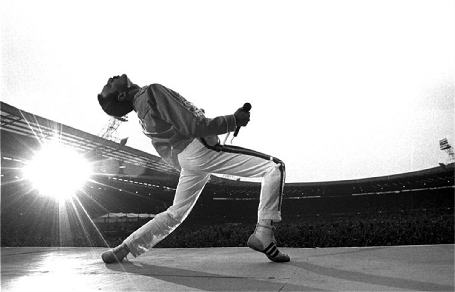 Neal Preston Black and White Photograph – Freddie Mercury im Wembley-Stadion