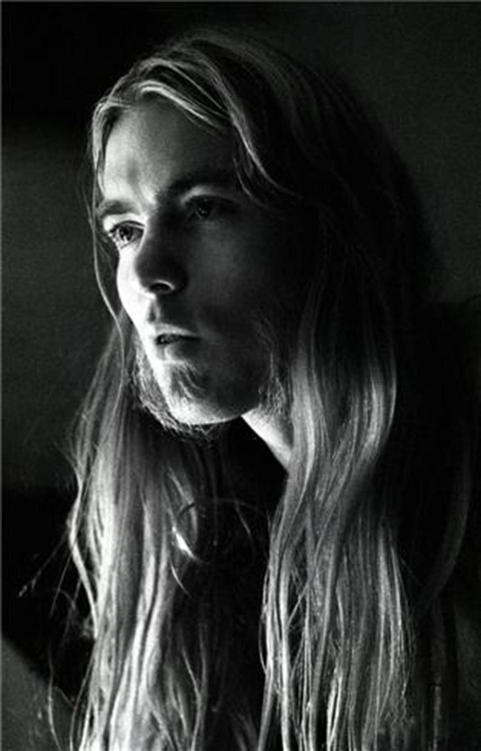 Neal Preston Black and White Photograph – Gregg Allman