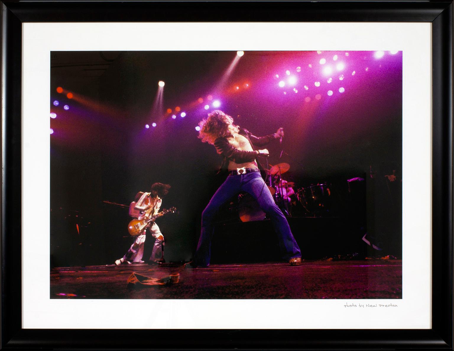 "Led Zeppelin"-Foto von Neal Preston. Foto von Neal Preston handschriftlich in der rechten unteren Ecke. Dieses gerahmte Foto hing früher in einem Gästezimmer des Hard Rock Hotel & Casino in Las Vegas, Nevada, und wird mit einem Echtheitszertifikat