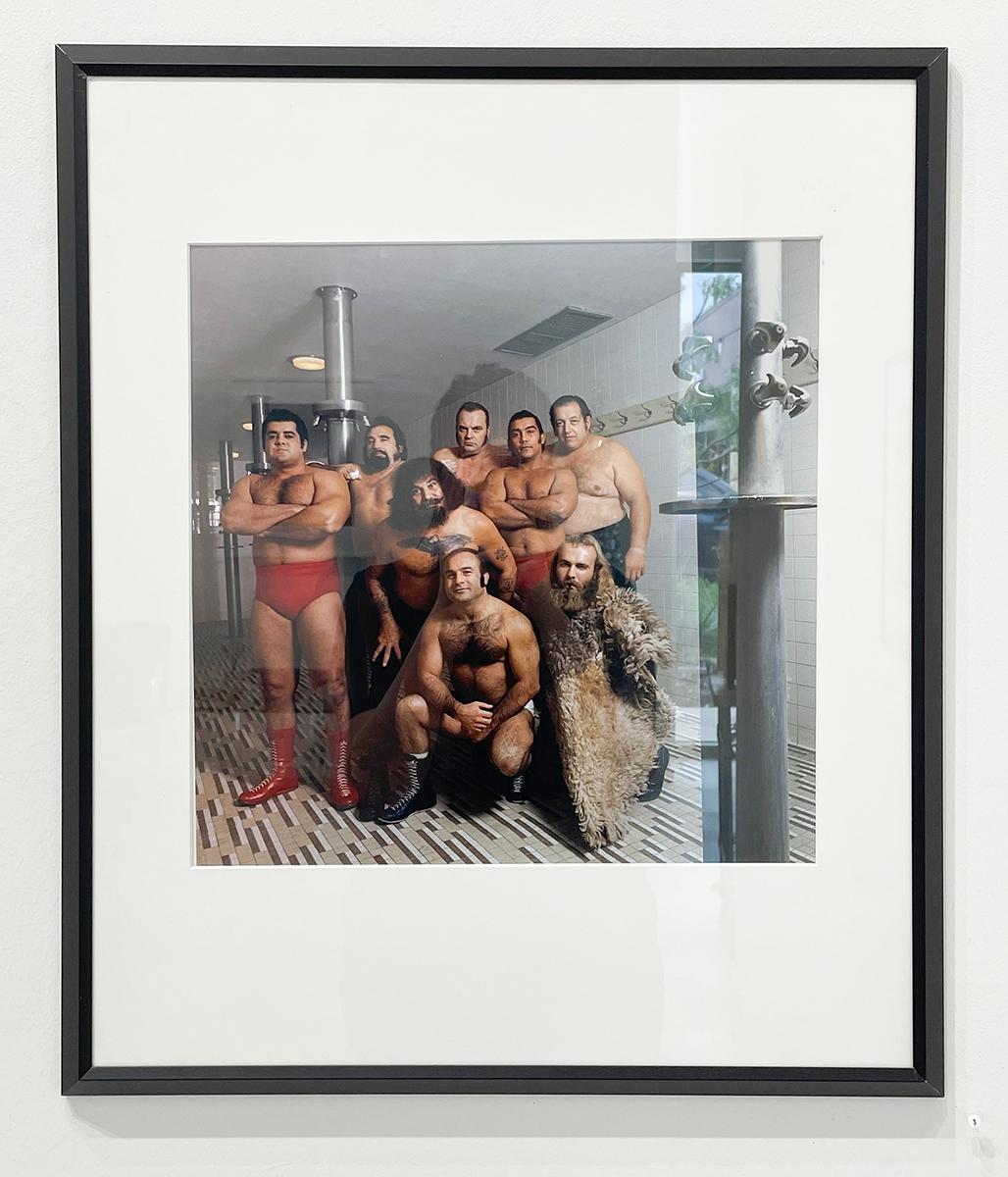 Capitol Wrestling - Farbgruppe-Porträt, Sport, Athleten, Schachtelraum – Photograph von Neal Slavin