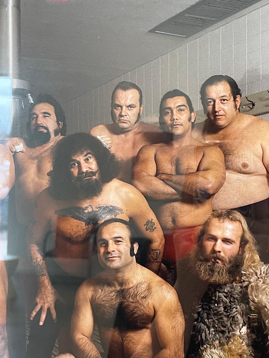 Capitol Wrestling - Farbgruppe-Porträt, Sport, Athleten, Schachtelraum (Braun), Color Photograph, von Neal Slavin