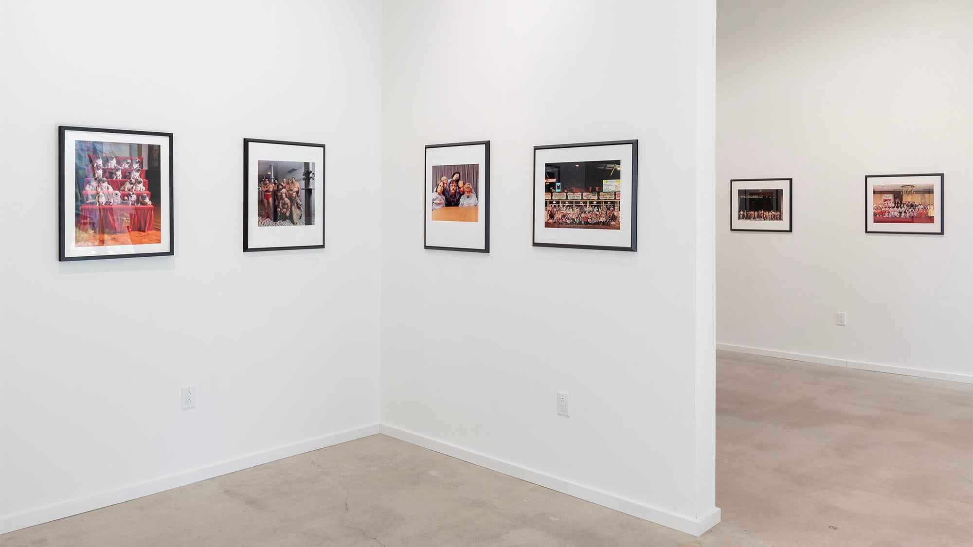 Keine Ausgabe
Signiert, betitelt und datiert von Neal Slavin
Digitaler C-Print, 16 x 20 Zoll.
Einrahmung nicht enthalten 

Neal Slavin ist ein Weltklasse-Fotograf und Filmregisseur. Zu seinen bekannten Fotobüchern gehören PORTUGAL mit einem Nachwort